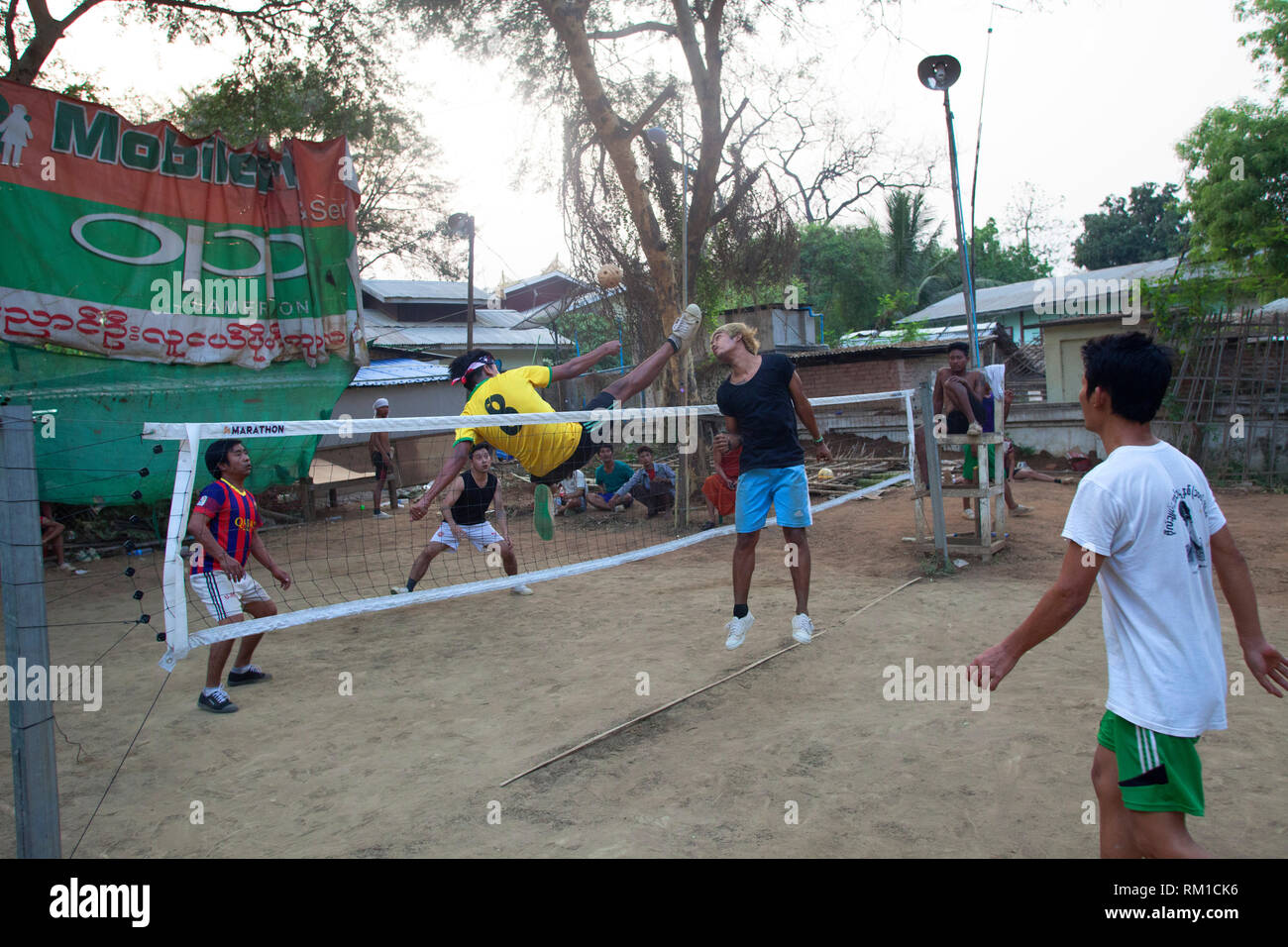 Les garçons dans une canne ball jouer match, village de Nyaung-U, Bagan, Mandalay, village, région, l'Asie Myanmar Banque D'Images