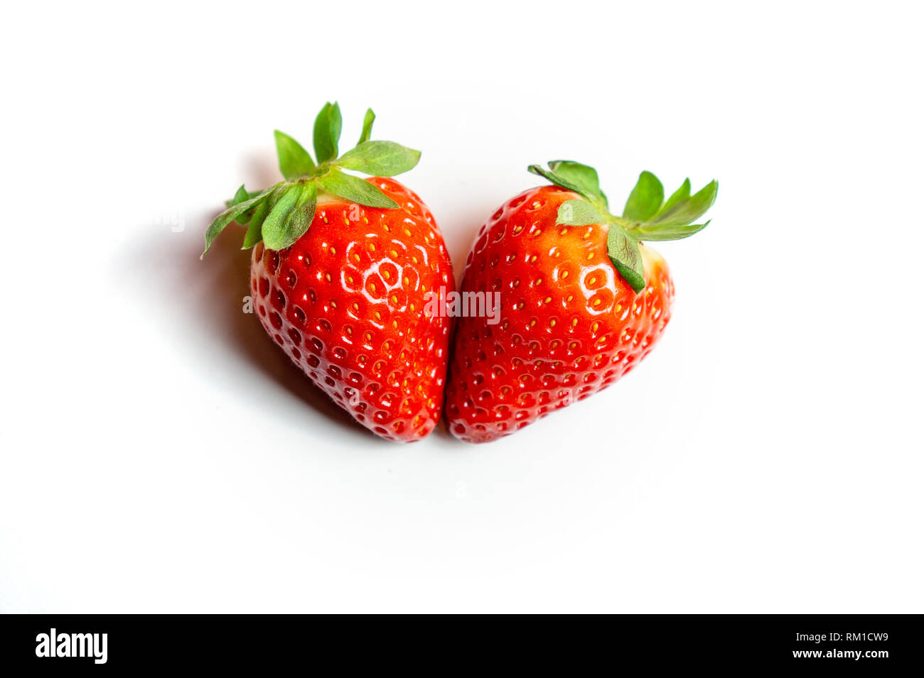 Isolé sur blanc 2 fraises fruits en forme de coeur healty concept Banque D'Images