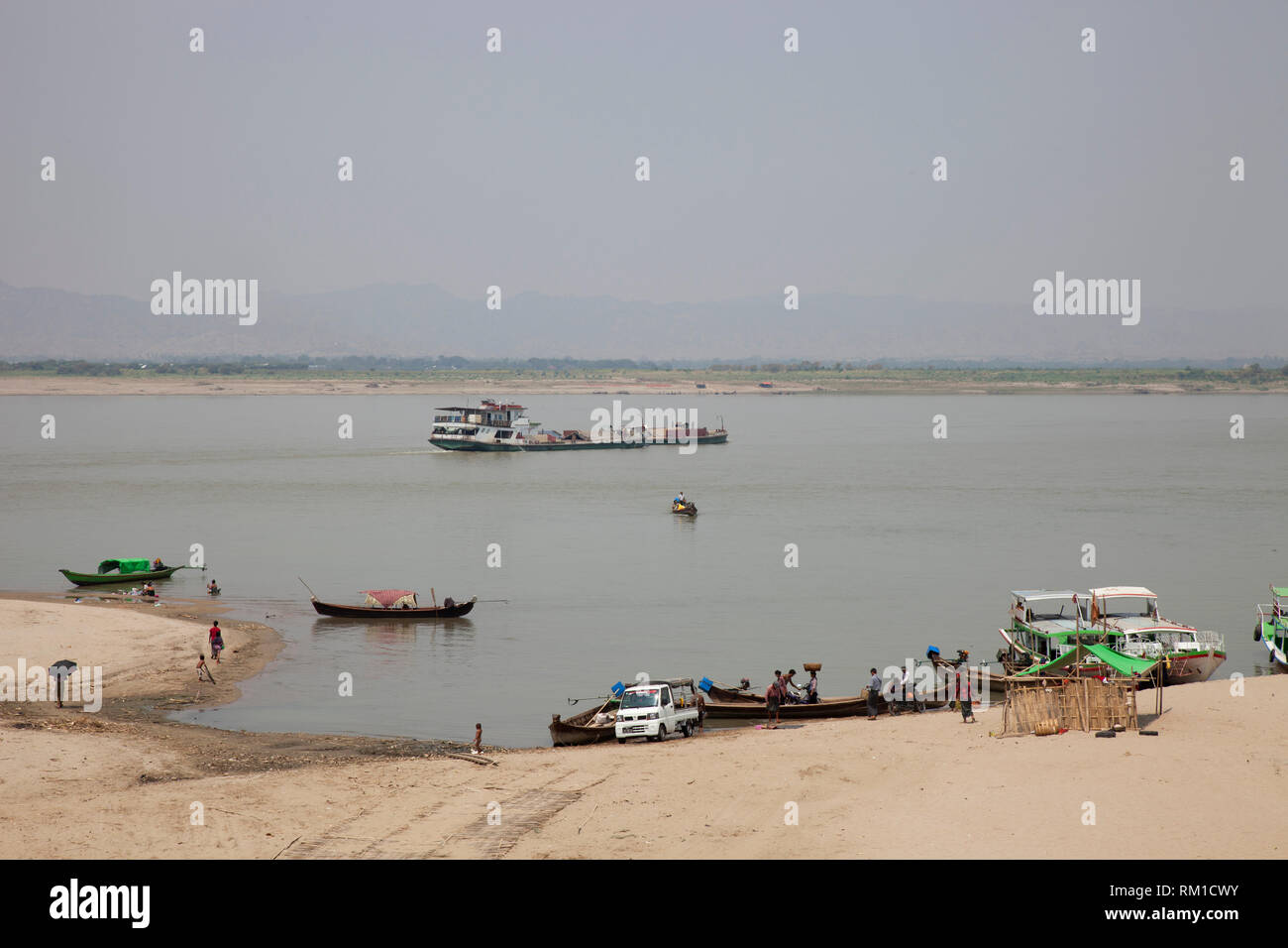 La rivière Irrawaddy, vieux village de Bagan, Mandalay, Myanmar, région Asie Banque D'Images