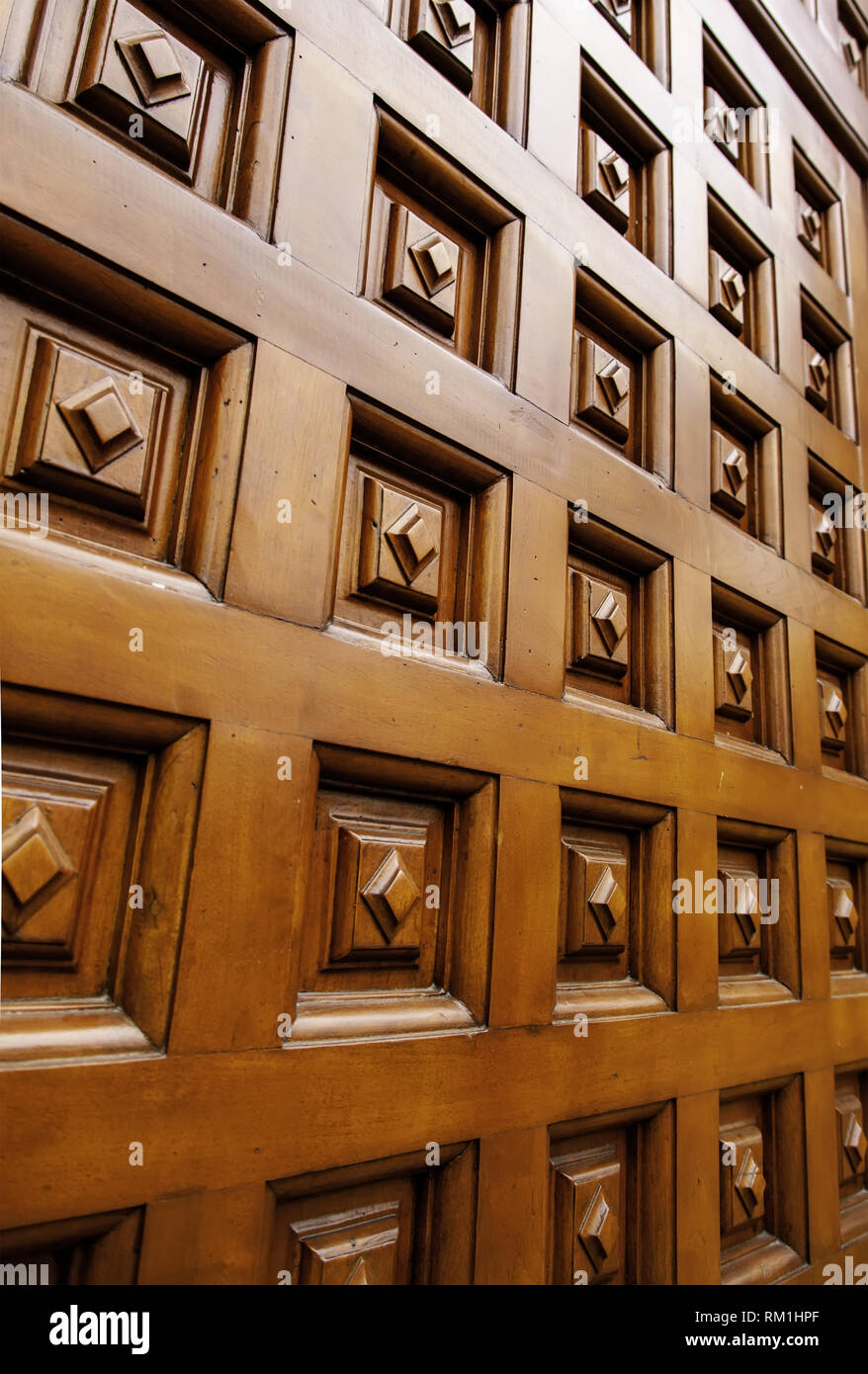 Vieux bois avec vis rouillées, détail du passage du temps, de l'abandon Banque D'Images