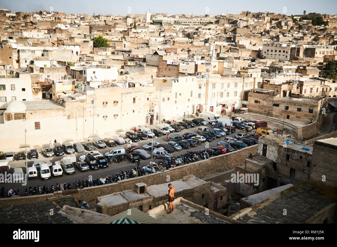 Un portrait de la ville dense et l'ancienne médina de Fes, Maroc. Banque D'Images