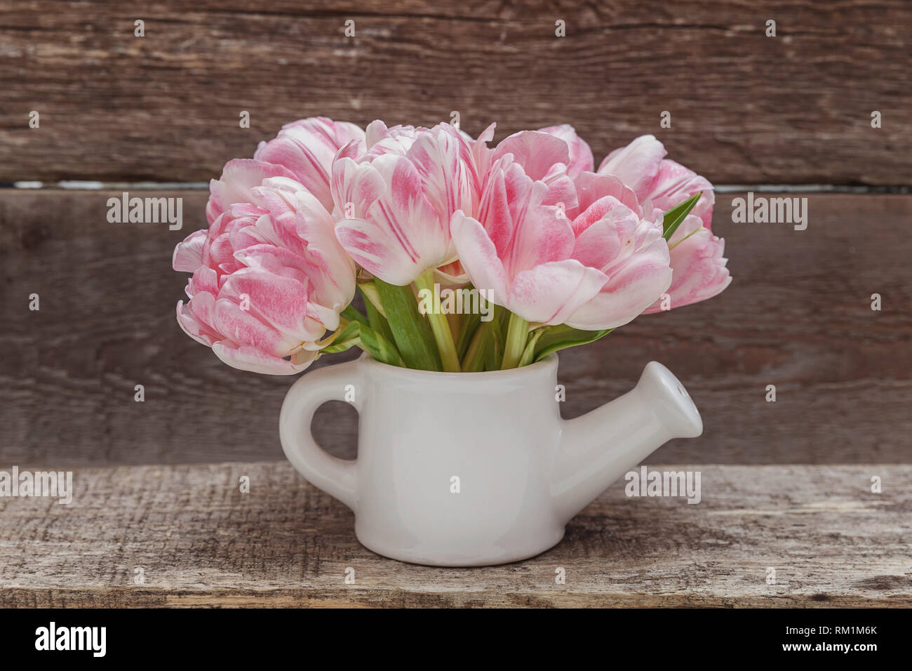 Carte De Vœux De Printemps Bouquet De Tulipes Roses Pastel Frais Fleurs Petit Jouet Arrosoir Vase Sur Fond De Bois Rustique Bonne Fete Maman Photo Stock Alamy