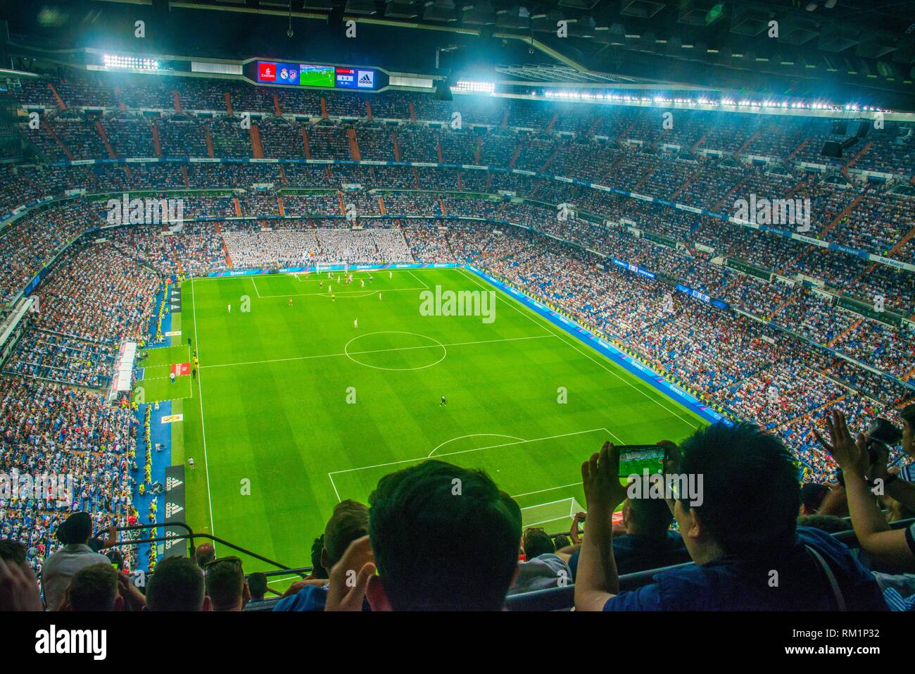 Des spectateurs lors de Real Madrid-Atletico Madrid de match de football. Santiago Bernabeu, Madrid, Espagne. Banque D'Images