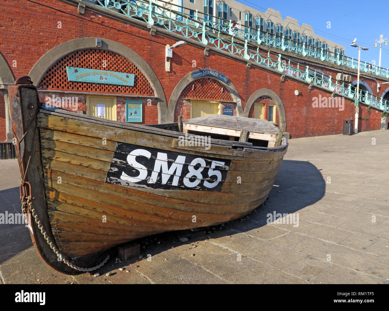 SM85, bateau de pêche en bord de mer de Brighton, Kings Road Arches Banque D'Images