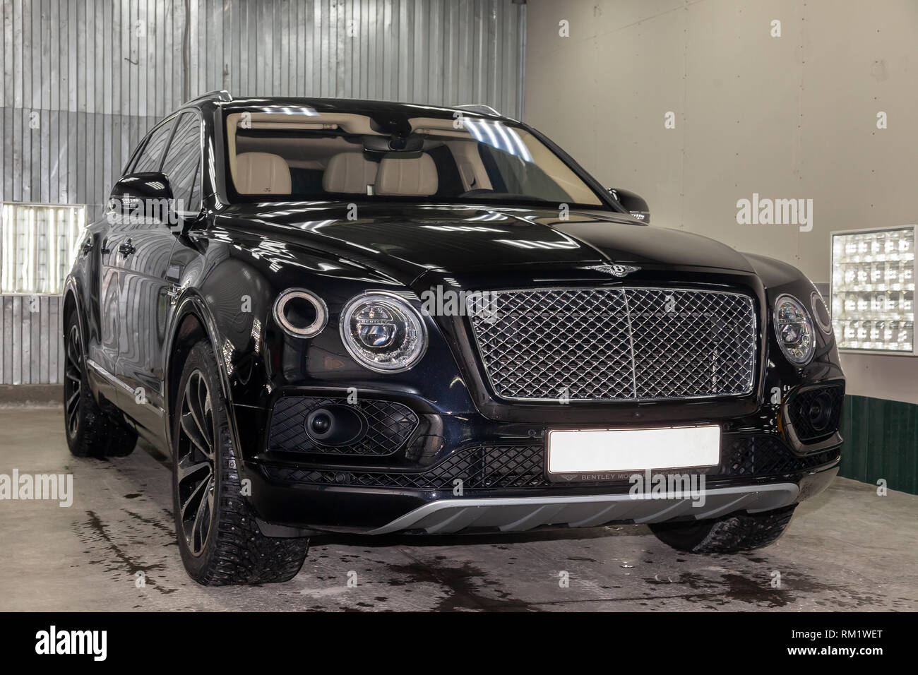 Novosibirsk, Russie - 08.01.18 : Vue avant du bateau très cher nouveau noir Bentley voiture Bentay se trouve dans la zone de lavage auto en attente pour la réparation Banque D'Images