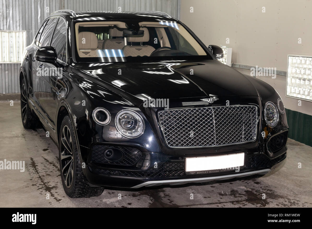 Novosibirsk, Russie - 08.01.18 : Vue avant du bateau très cher nouveau noir Bentley voiture Bentay se trouve dans la zone de lavage auto en attente pour la réparation Banque D'Images