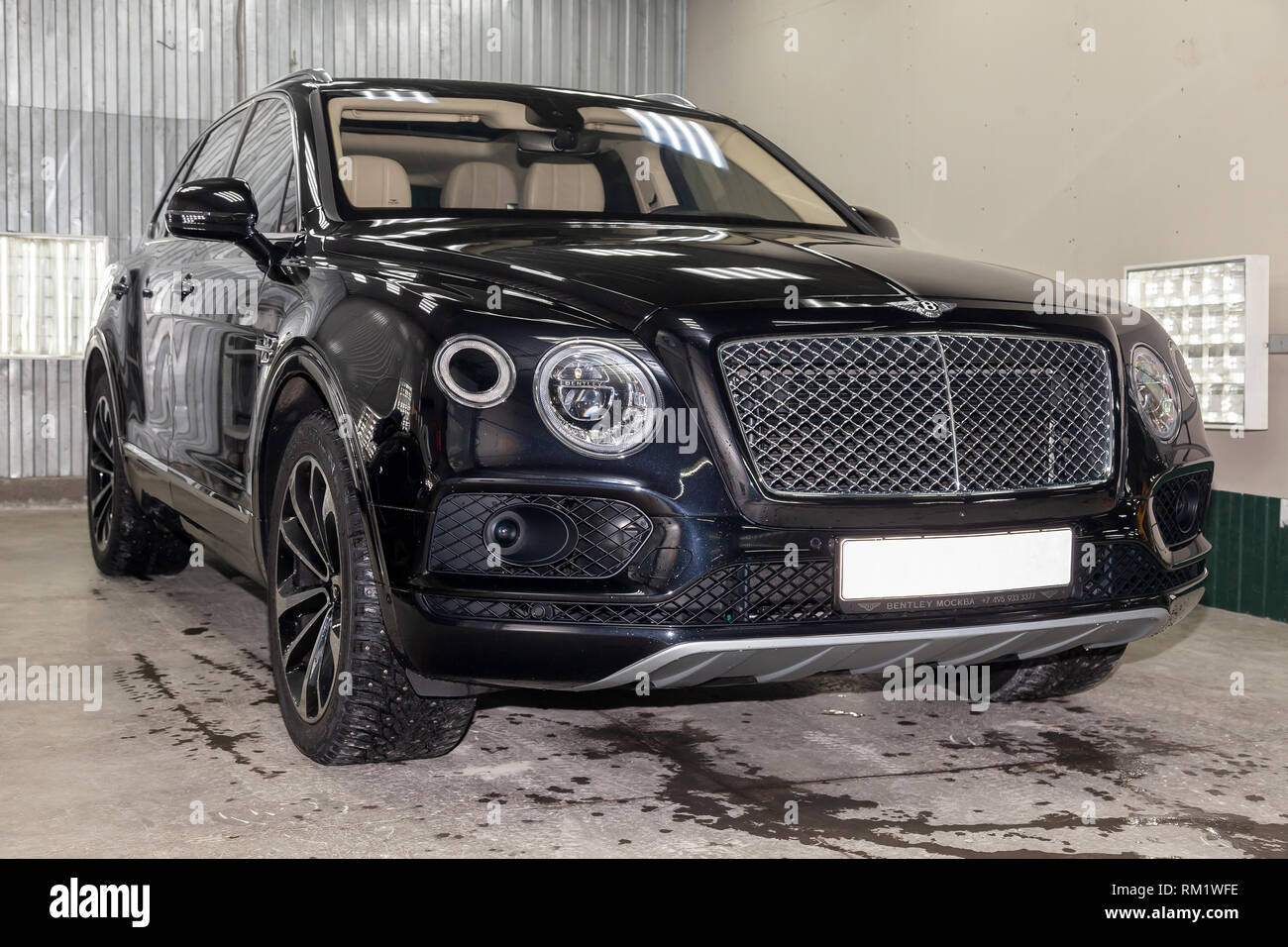 Novosibirsk, Russie - 08.01.18 : Vue avant du bateau très cher nouveau noir Bentley voiture Bentay se trouve dans la zone de lavage auto en attente pour la réparation Banque D'Images