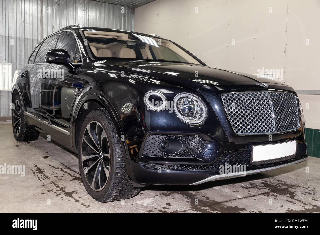Novosibirsk, Russie - 08.01.18 : Vue avant du bateau très cher nouveau noir Bentley voiture Bentay se trouve dans la zone de lavage auto en attente pour la réparation Banque D'Images