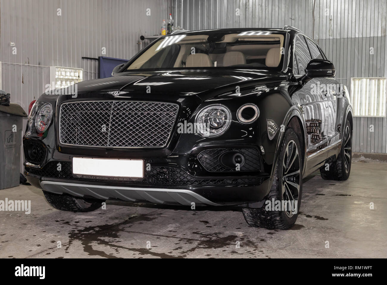 Novosibirsk, Russie - 08.01.18 : Vue avant du bateau très cher nouveau noir Bentley voiture Bentay se trouve dans la zone de lavage auto en attente pour la réparation Banque D'Images