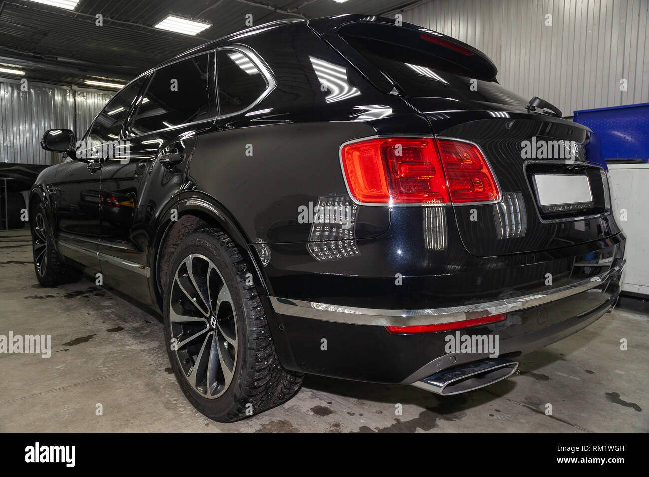 Novosibirsk, Russie - 08.01.18 : Vue arrière de luxe très cher nouveau noir Bentley voiture Bentay se trouve dans la zone de lavage auto en attente pour la réparation s Banque D'Images