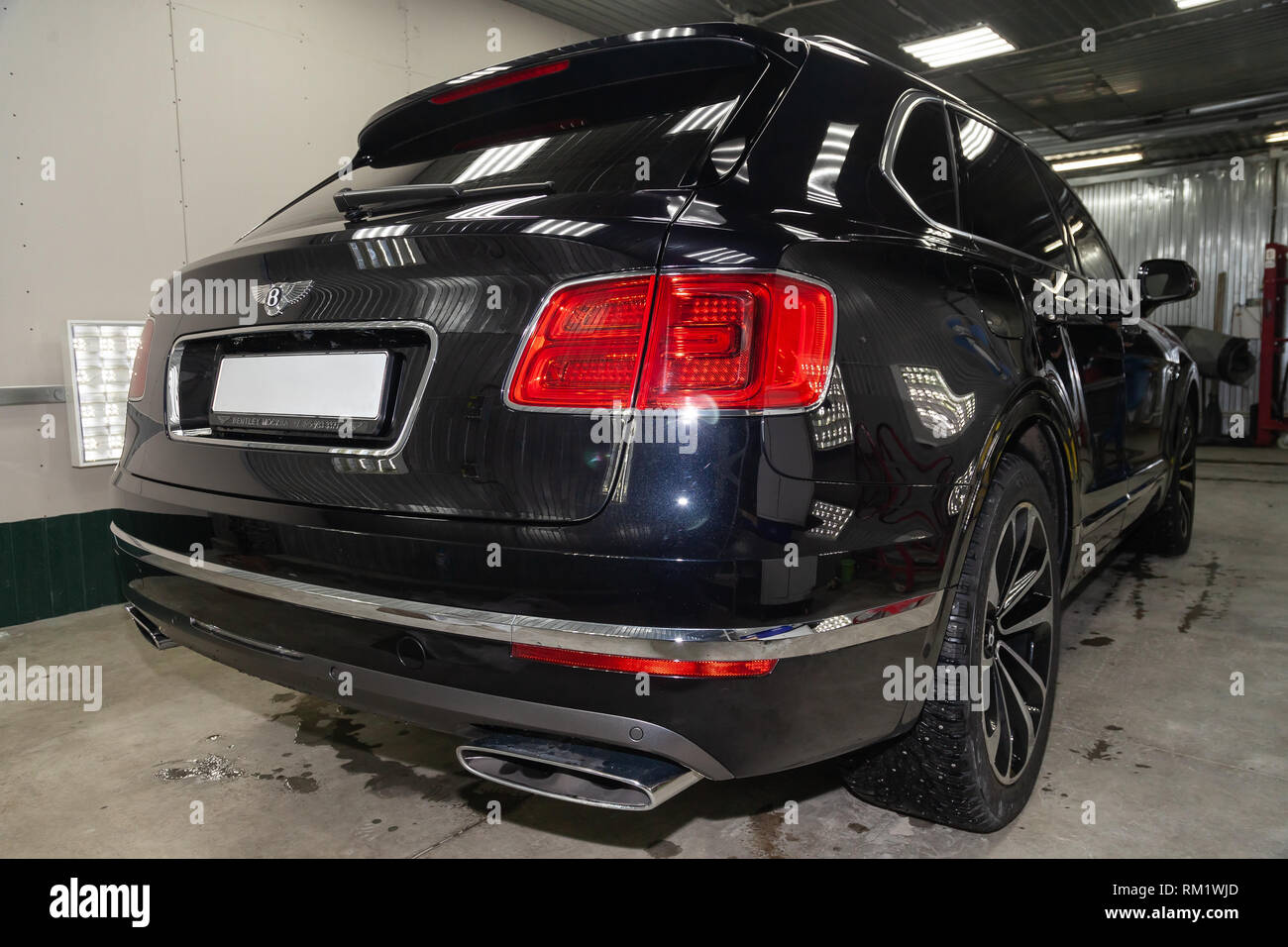 Novosibirsk, Russie - 08.01.18 : Vue arrière de luxe très cher nouveau noir Bentley voiture Bentay se trouve dans la zone de lavage auto en attente pour la réparation s Banque D'Images