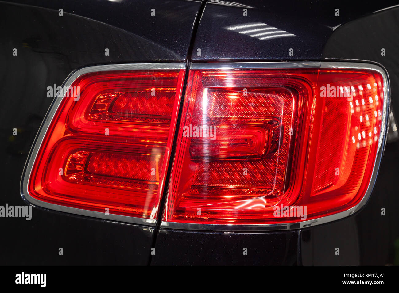 Novosibirsk, Russie - 08.01.18 : feu arrière de luxe très cher nouveau noir Bentley voiture Bentay se trouve dans la zone de lavage pour la réparation en attente au Banque D'Images
