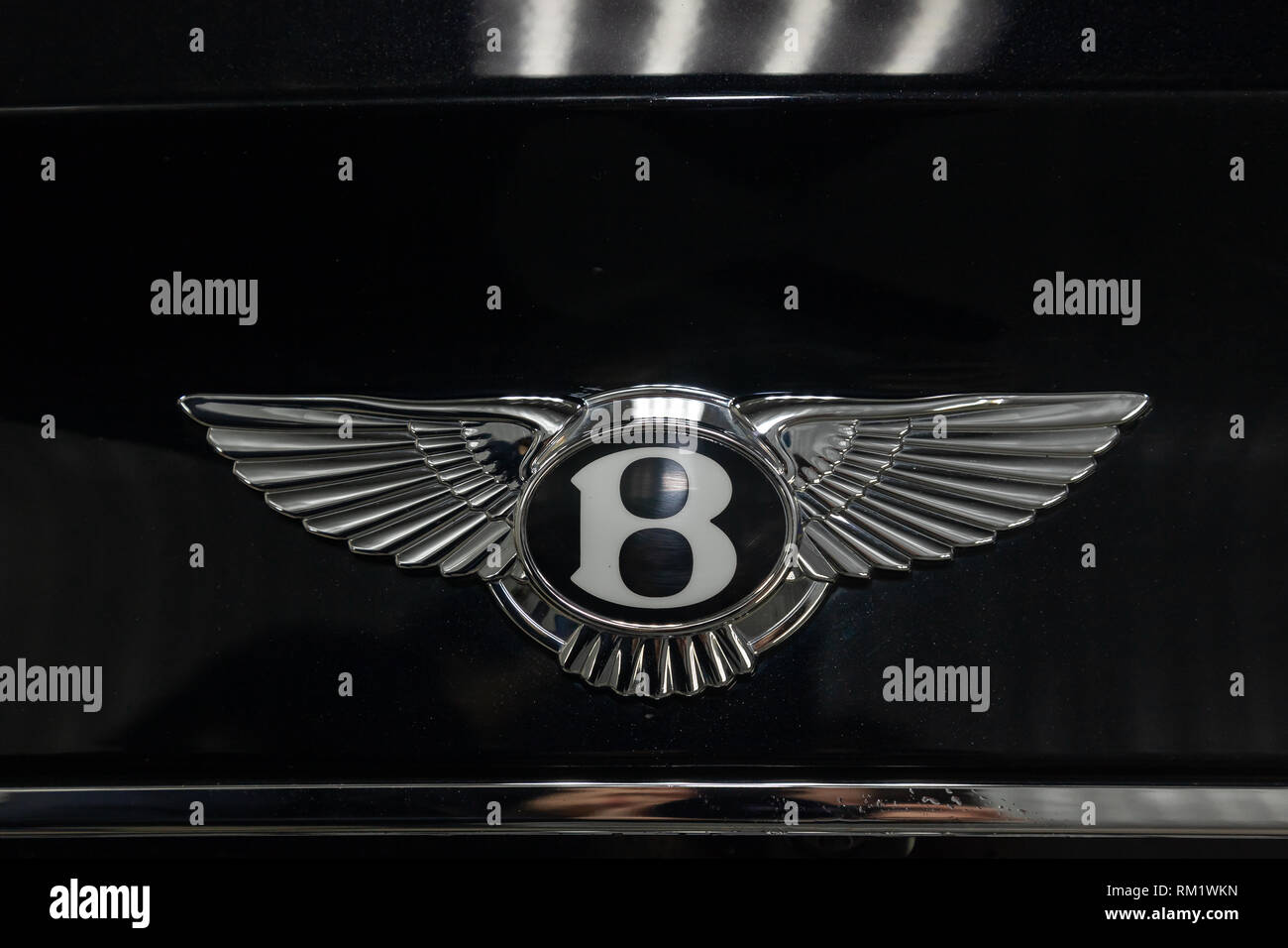 Novosibirsk, Russie - 08.01.18 : plaque arrière de luxe très cher nouveau noir Bentley voiture Bentay se trouve dans la zone de lavage en attente de réparation dans un Banque D'Images