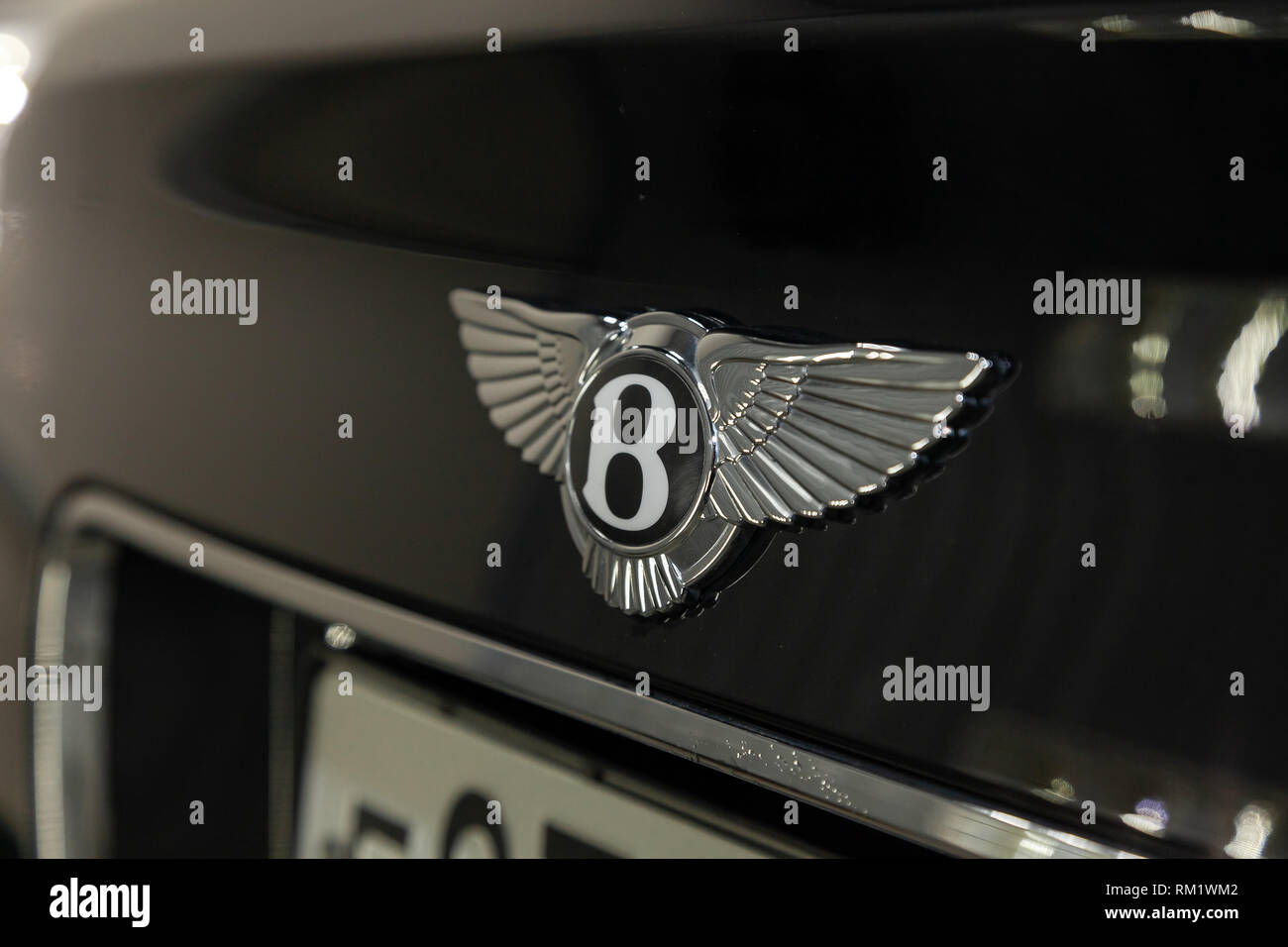 Novosibirsk, Russie - 08.01.18 : emblème de l'arrière de luxe très cher nouveau noir Bentley voiture Bentay se trouve dans la zone de lavage auto en attente pour la réparation Banque D'Images