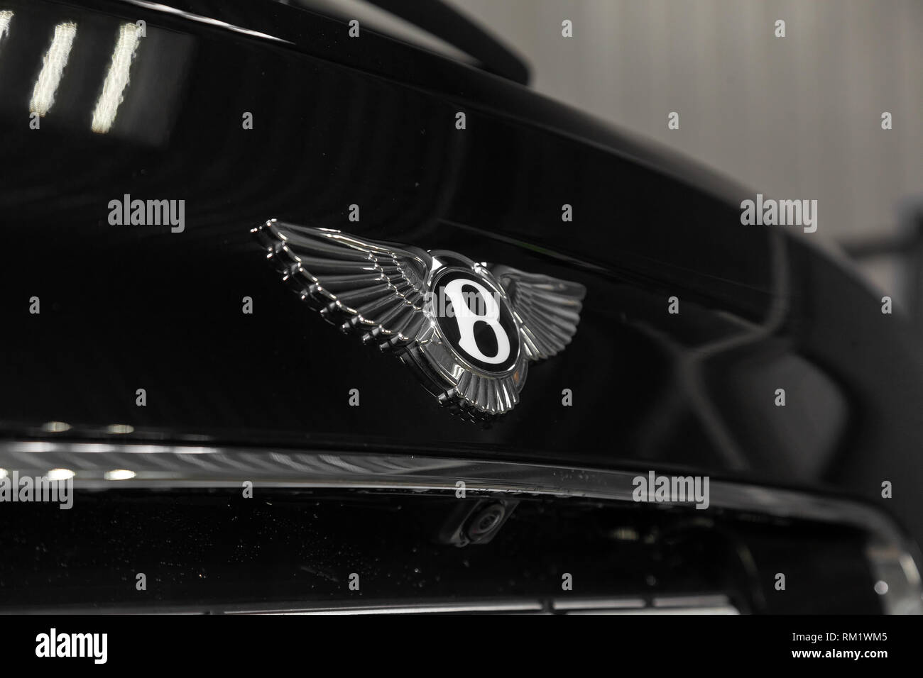 Novosibirsk, Russie - 08.01.18 : emblème de l'arrière de luxe très cher nouveau noir Bentley voiture Bentay se trouve dans la zone de lavage auto en attente pour la réparation Banque D'Images