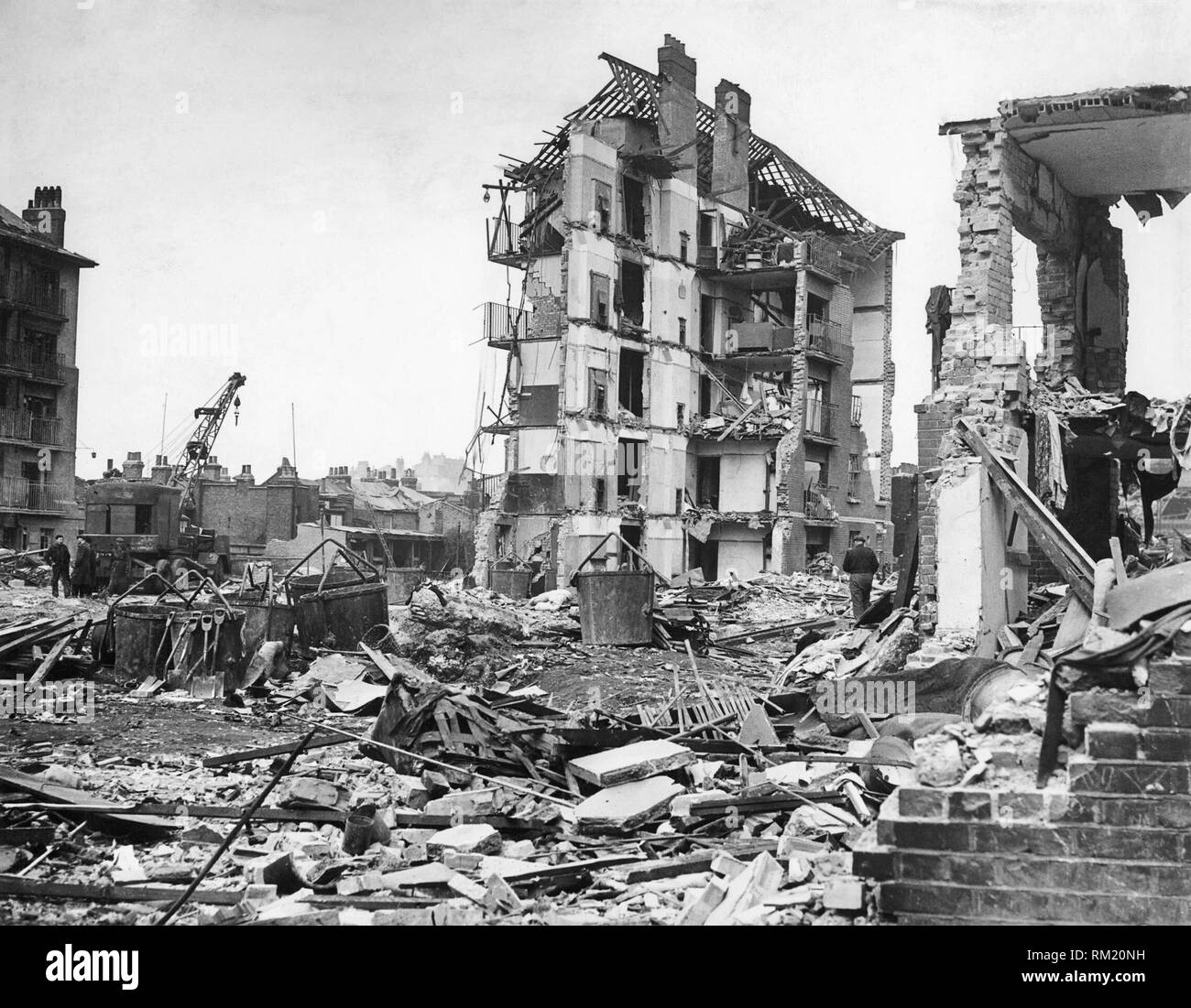 Dommages causés par les attaques de roquettes V2 en Grande-Bretagne, 1945 appartements en ruine dans Limehouse, East London. Hughes Mansions, Vallance Road, suite à l'explosion de la dernière fusée allemande V2 à l'automne sur Londres, 27 mars 1945. Banque D'Images