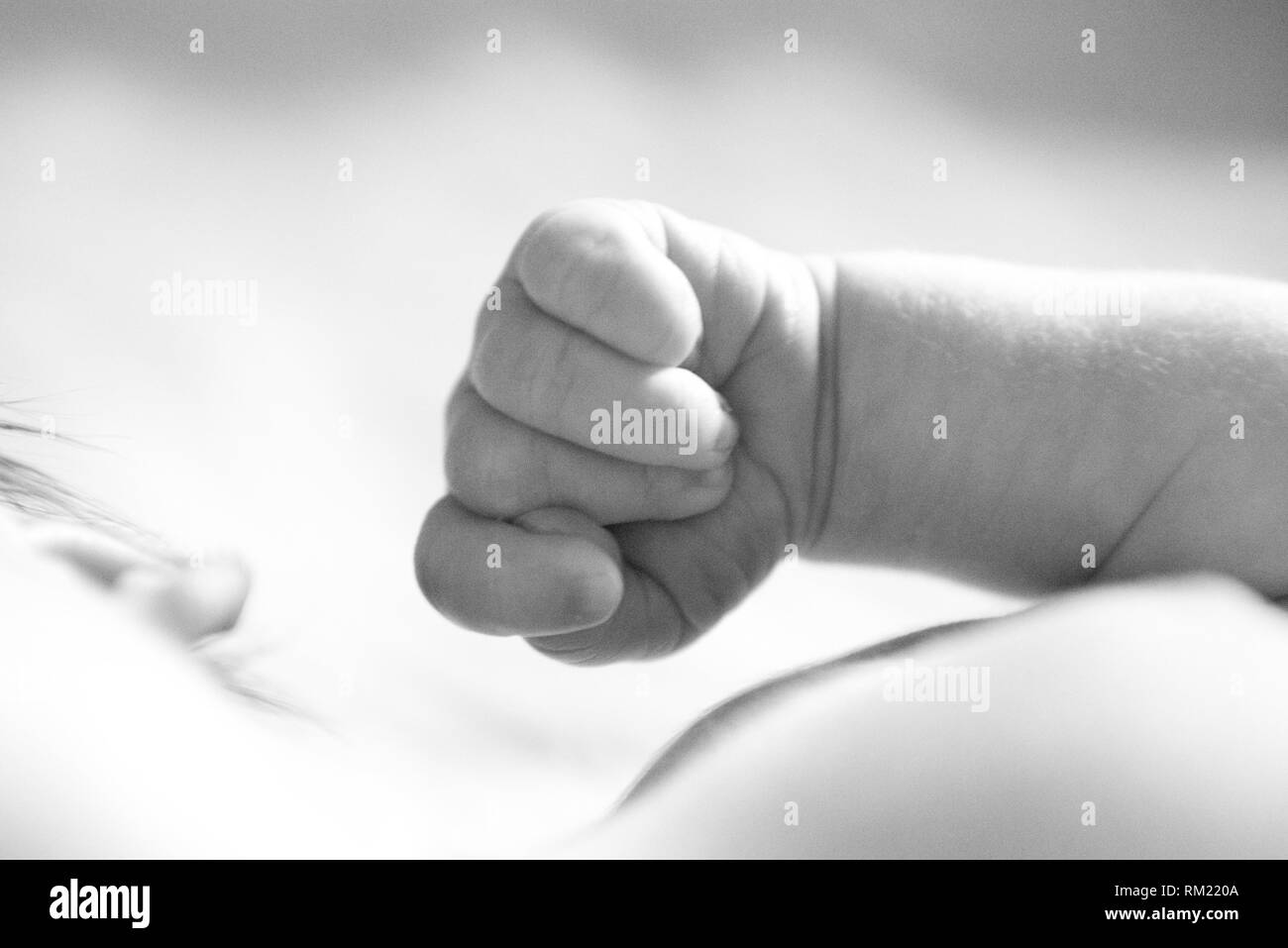 Premiere Photo D Un Nouveau Ne Bebe Part Avec Les Doigts Comme Un Poing Ferme Photo Stock Alamy