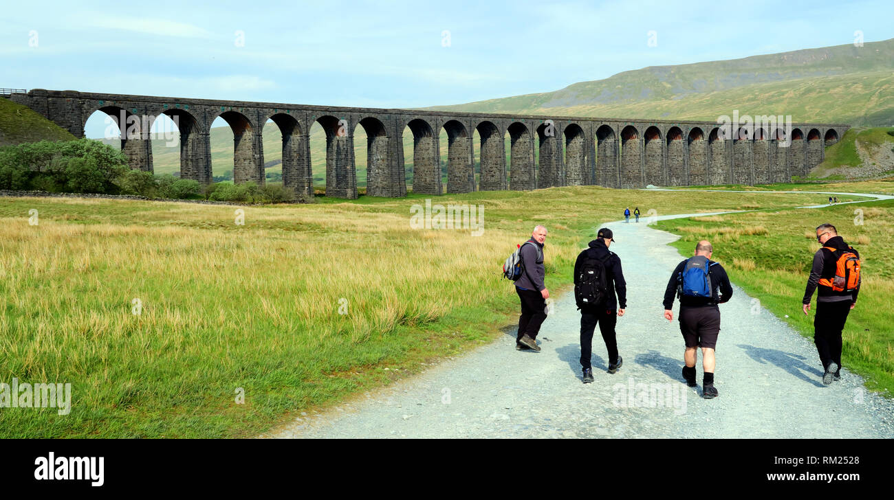 Les Marcheurs du pays à Ribblehead Viaduc Viaduc (Batty Moss) qui porte le banc-Carlisle railway, Carnforth, LA6 3AS Banque D'Images