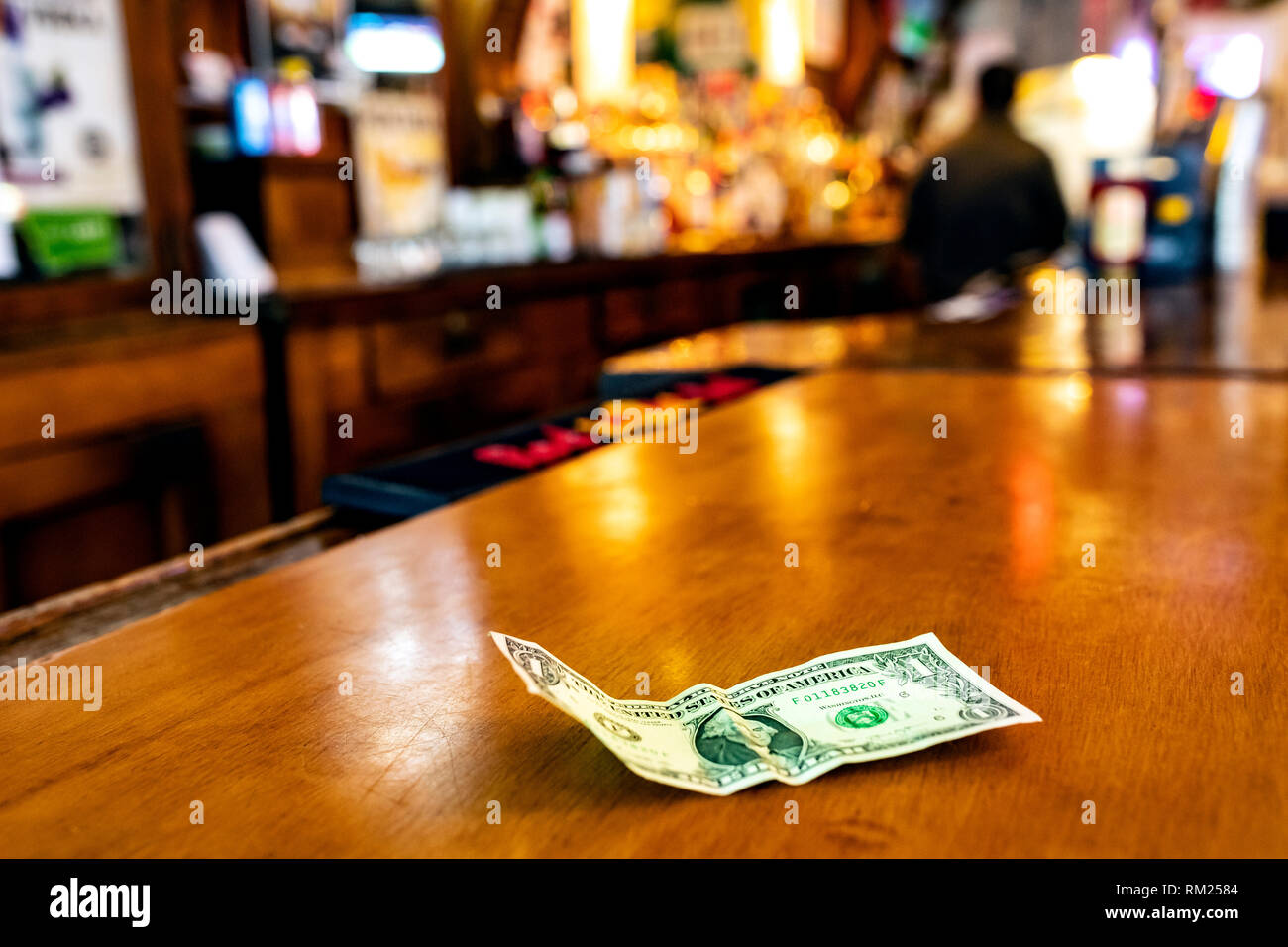 Tm00315-00...MONTANA - One dollar bill sur la barre en deux peu Saloon à Gardiner. Banque D'Images