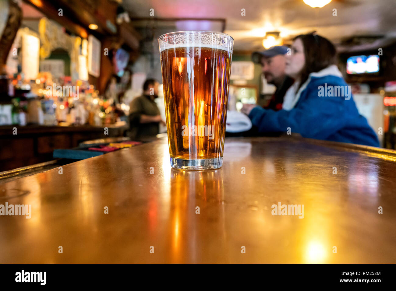 Tm00318-00...MONTANA - verre de bière sur le bar du salon deux bits à Gardiner. Banque D'Images
