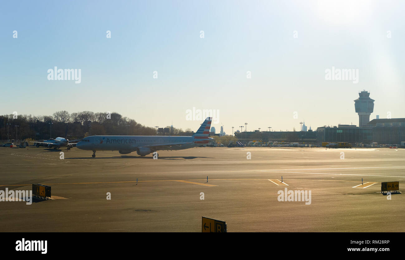 NEW YORK - 05 avril 2016 : avion à l'aéroport de LaGuardia. LaGuardia Airport est un aéroport international situé dans la partie nord de Queens, New Yo Banque D'Images