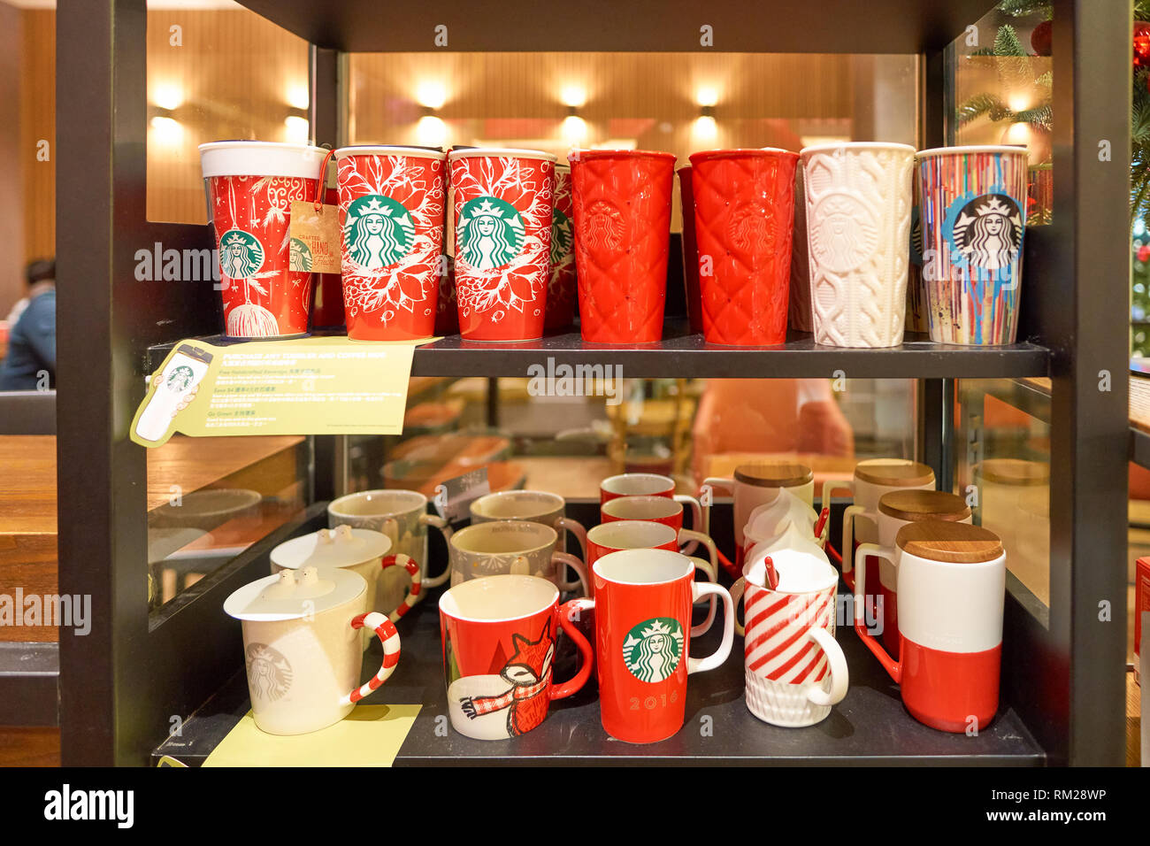 HONG KONG - circa 2016, novembre : tasses rouge sur des étagères à un Starbucks Cafe à Hong Kong. Starbucks Corporation est une compagnie de café et le café Américain Banque D'Images