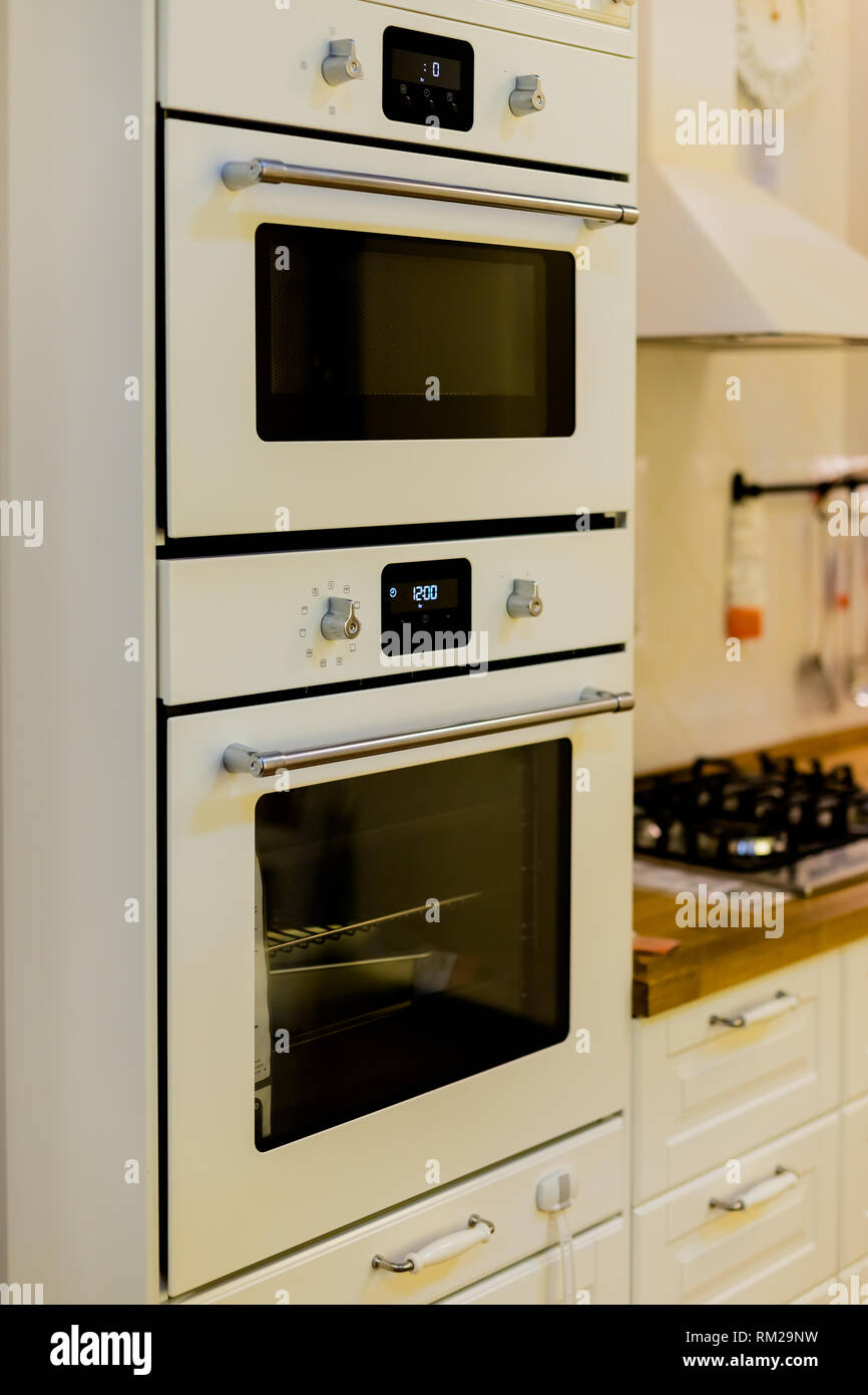 Cuisine Intérieur élégant Avec Un Mobilier Gris Blanc