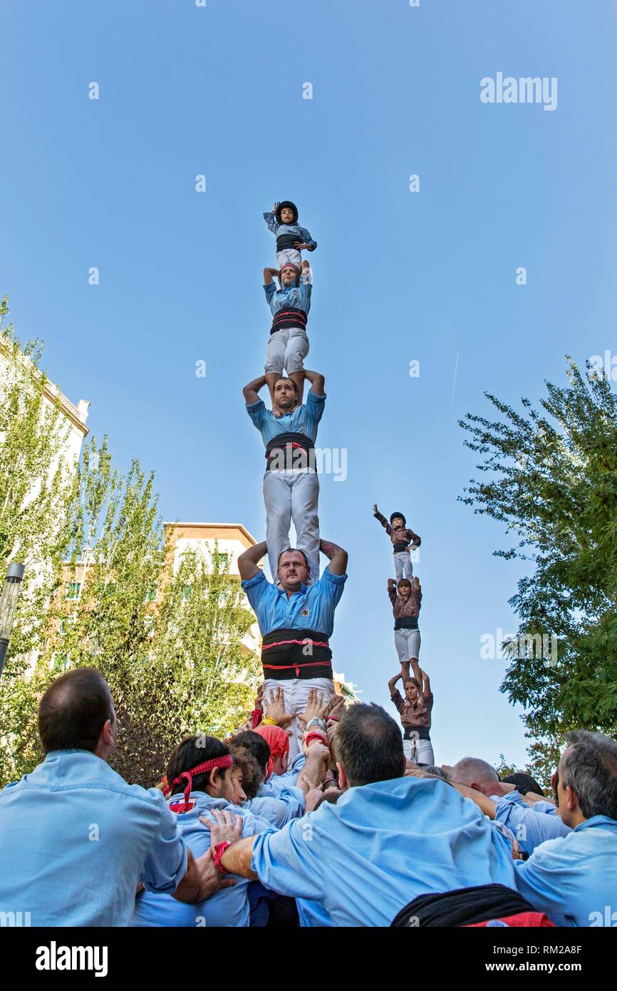 Casteller Pyramide Humaine Traditionnelle A Barcelone Photo Stock Alamy