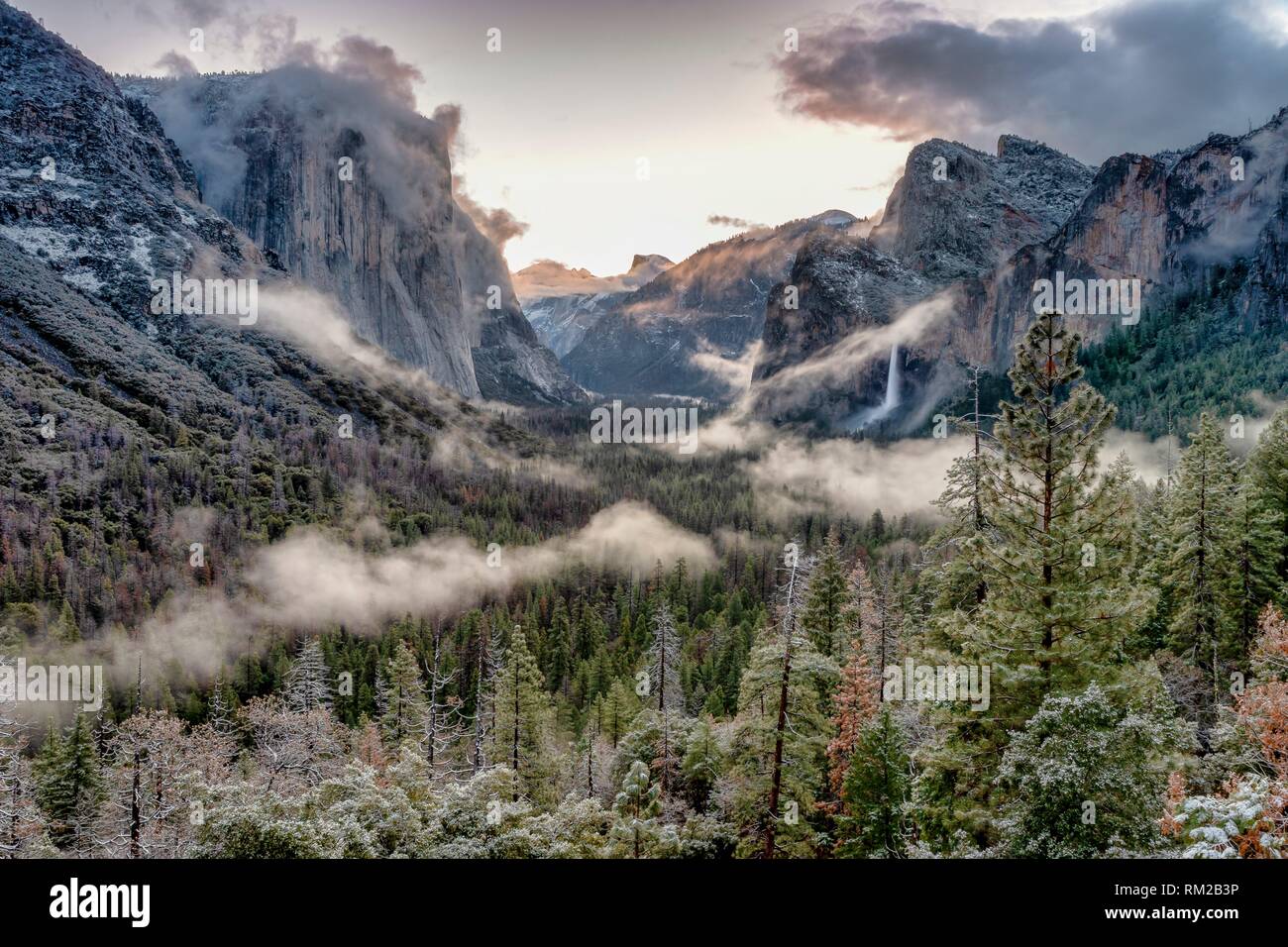 Neige de printemps qui suit la vallée de Yosmite Vue de Tunnel, Yosemite NP, USA. Banque D'Images