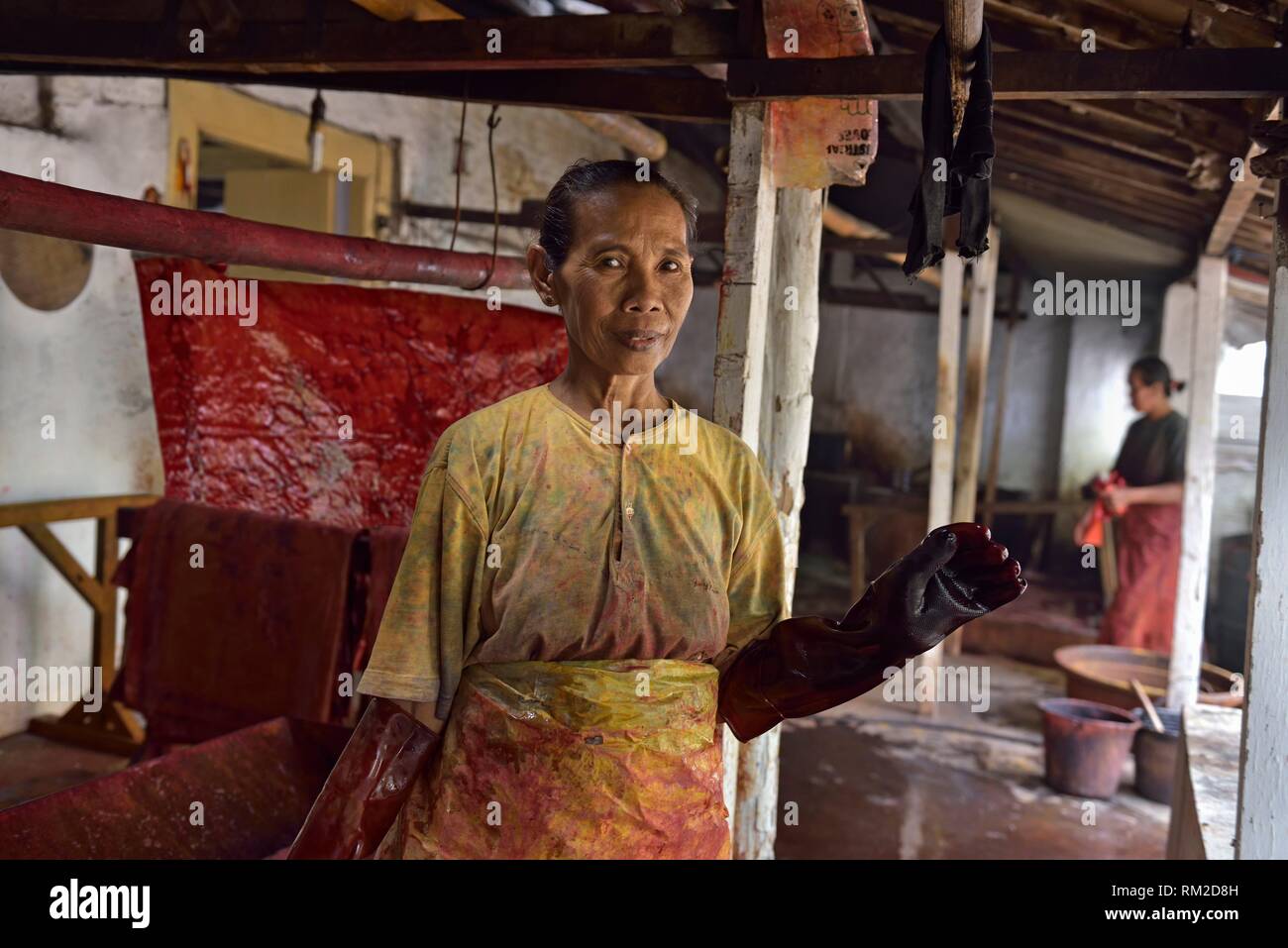 Couleur rouge la teinture, Batik, Maison Mas Kidang Lasem, l'île de Java, en Indonésie, en Asie du sud-est. Banque D'Images