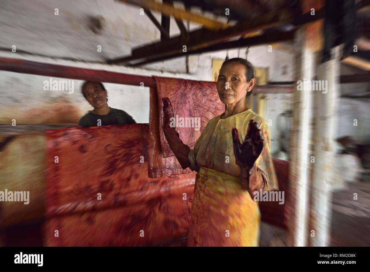 Couleur rouge la teinture, Batik, Maison Mas Kidang Lasem, l'île de Java, en Indonésie, en Asie du sud-est. Banque D'Images