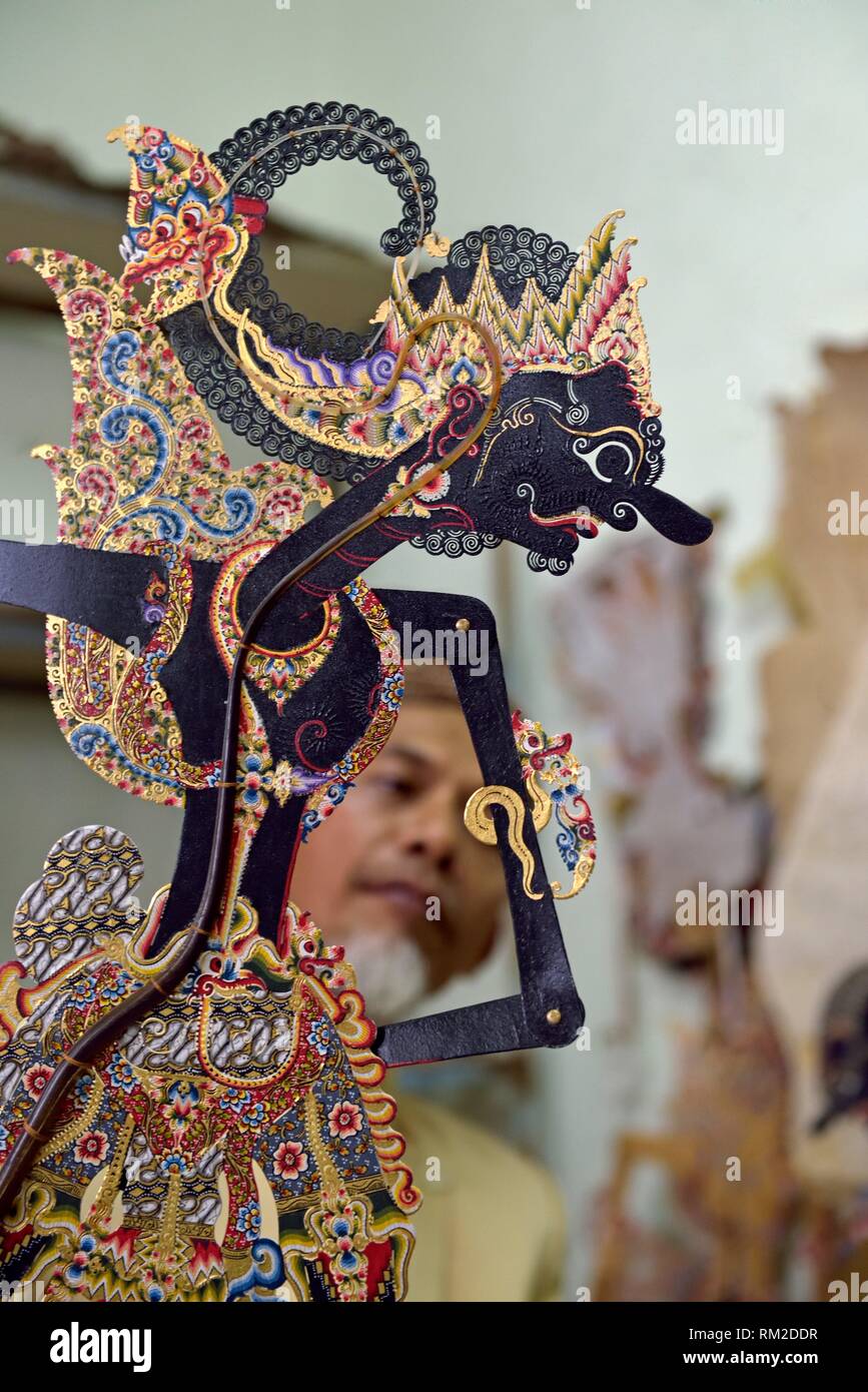 Atelier de marionnettes d'ombre chinoise (wayang kulit), Bima Art  Marionnette Bouilloire, Sondakan, district de Solo (Surakarta), l'île de  Java, Indonésie Photo Stock - Alamy