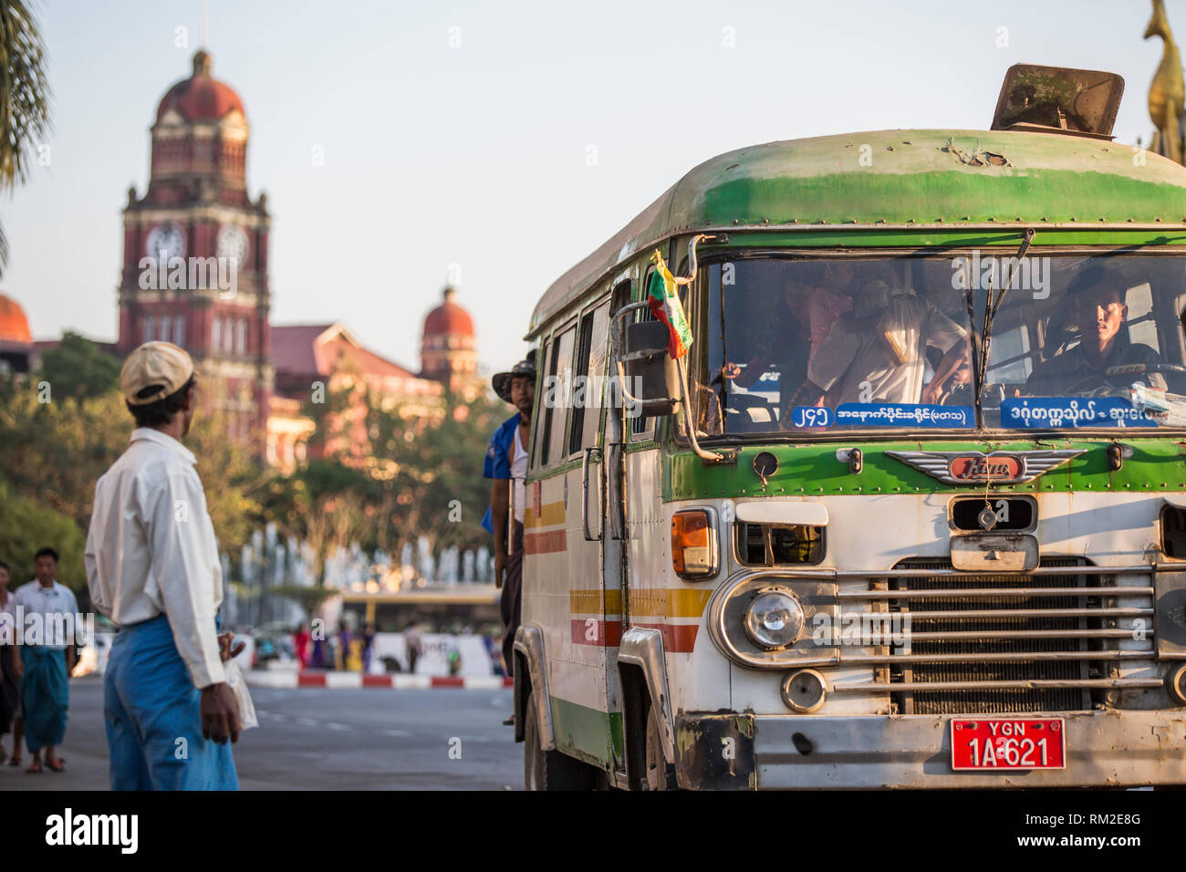 YANGON, MYANMAR - 3 janvier, 2016 : des navetteurs sur un très vieux bus à Yangon, Myanmar le 3 janvier, 2016 Banque D'Images