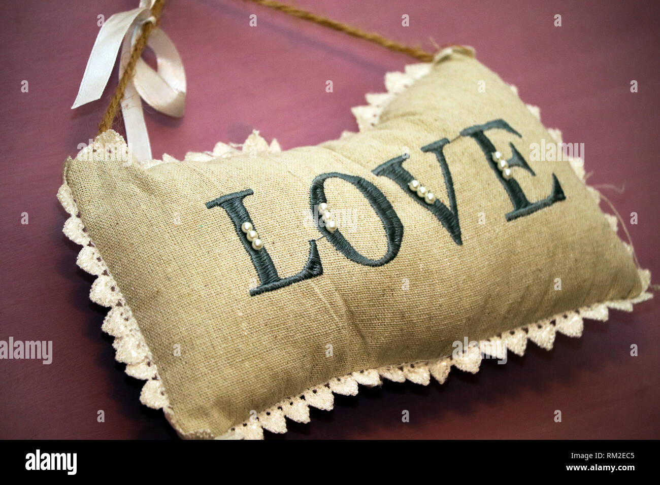 Coussin fait main avec amour écrit sur elle Banque D'Images