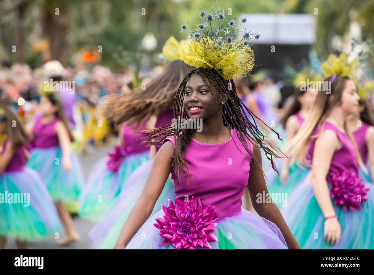 Des femmes habillées dans des vêtements colorés à la Festa da Flor ou le Festival des fleurs de printemps dans la ville de Funchal sur l'île de Madère dans l'Océan Atlantique Banque D'Images