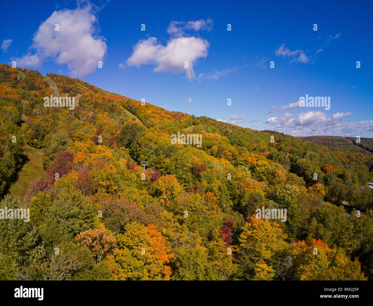 Vue aérienne de certaines zones rurales la couleur de l'automne paysage sur Mont Orford au Québec, Canada Banque D'Images