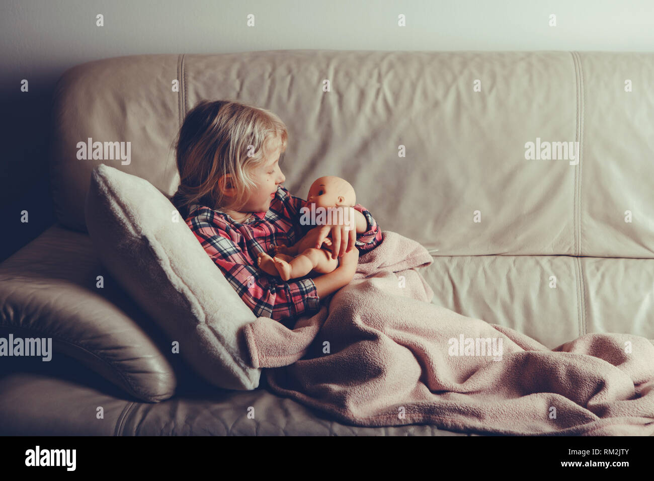 Enfant Jouant Avec Jouet Cute Young Girl Holding De Calins Avec Bebe Poupee Kid Au Lit Le Soir Nuit De Temps A L Interieur Tonique Avec Filtres Film S Photo Stock Alamy