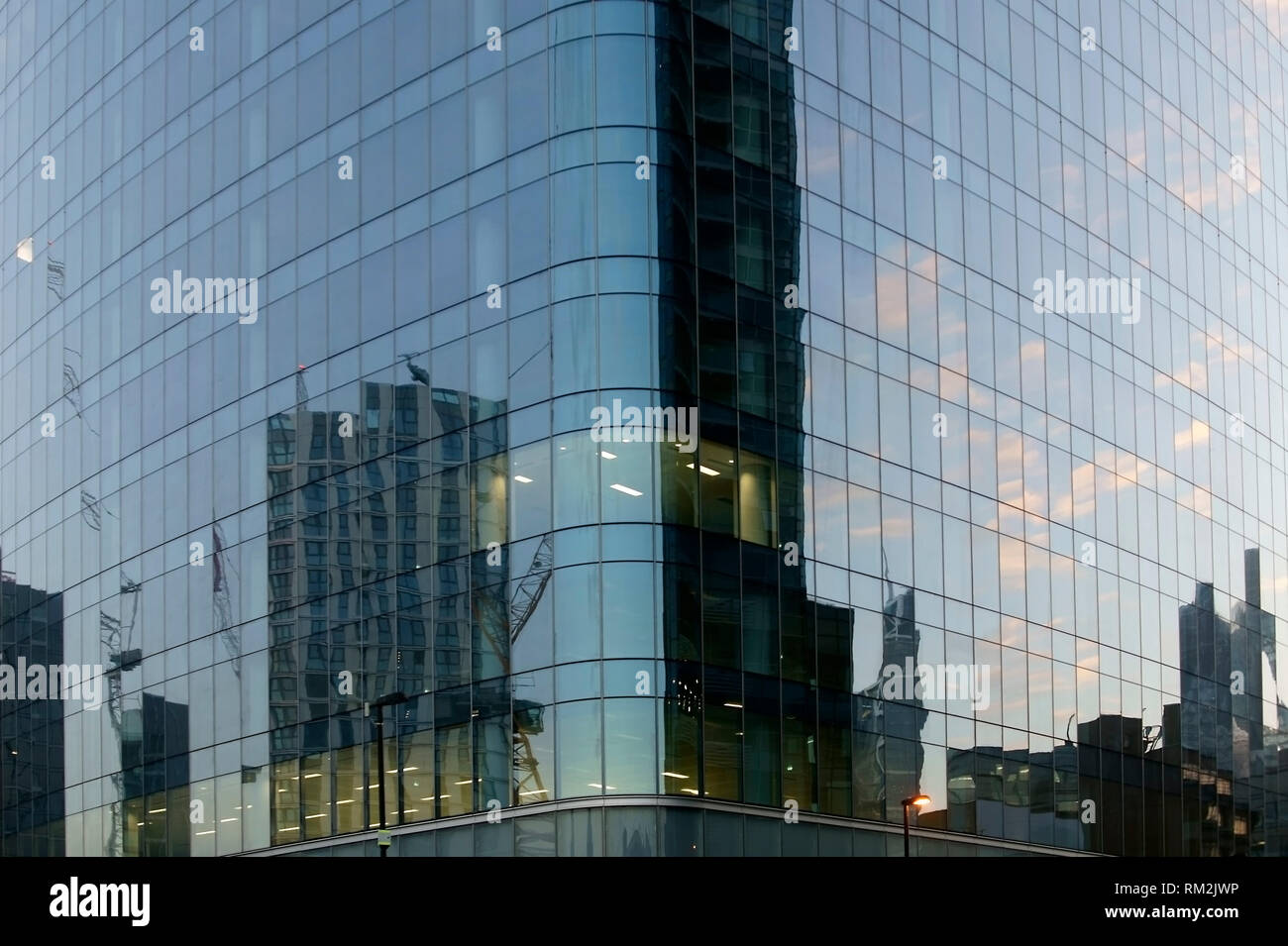 La tonique des tours d'facade sur Fenchurch Street à Londres par des réflexions de gratte-ciel entourant les fenêtres. Banque D'Images