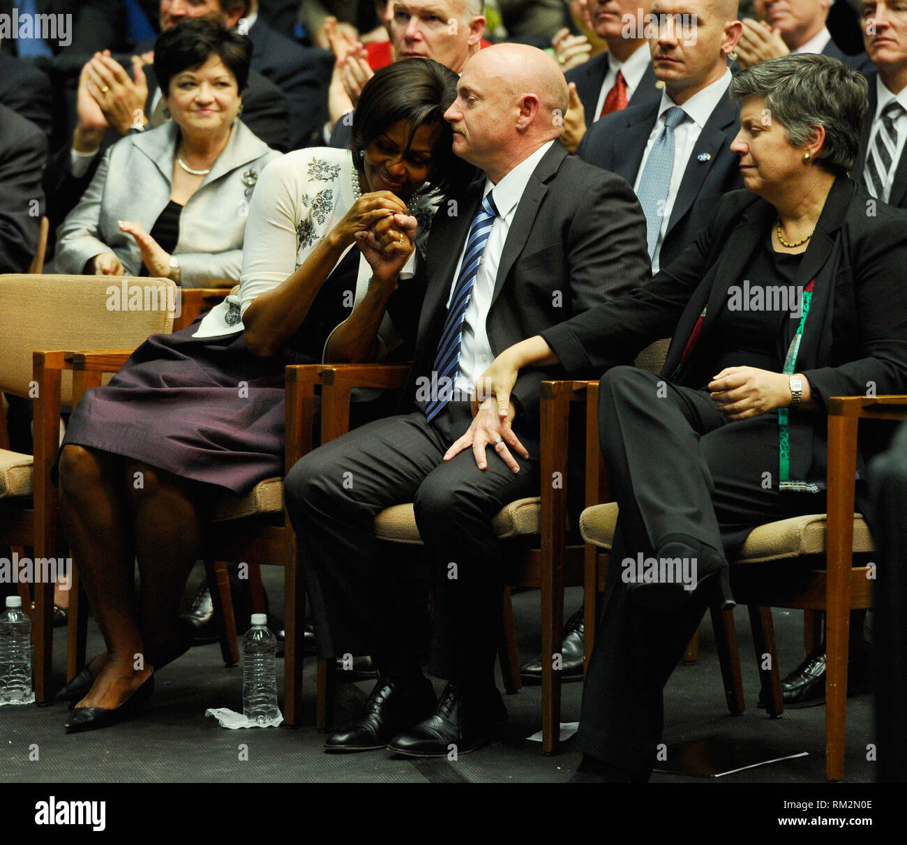 La Première Dame Michelle Obama (L) et Secrétaire américain à la sécurité intérieure, Janet Napolitano, l'astronaute de la NASA confort Mark Kelly, époux de Gabrielle Giffords représentant des États-Unis (Démocrate de l'Arizona), à l'événement "Ensemble nous prospérer : Tucson et du Nord' en l'honneur du 8 janvier à victimes tir McKale Memorial Center sur le campus de l'Université de l'Arizona le mercredi 12 janvier 2011 à Tucson, Arizona. Le service commémoratif en l'honneur des victimes de la masse tir à une épicerie Safeway qui a tué six et blessé au moins 13 autres personnes, dont le représentant Gabrielle Giffords (De Banque D'Images