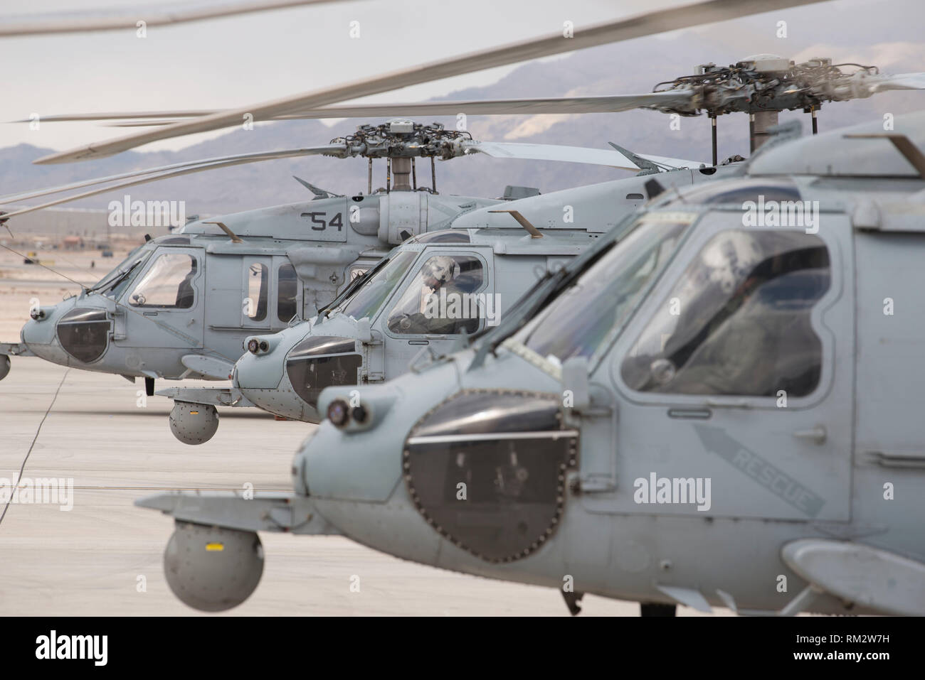 Les pilotes affectés à l'Escadron d'hélicoptères de combat de la mer 23 se préparer à se soulever dans leurs MH-60 Seahawk hélicoptère sur la base aérienne de Nellis, Nevada, Jan 5, 2019. La Marine américaine a acquis les hélicoptères MH-60S pour effectuer des missions telles que ravitaillement vertical, recherche et sauvetage de combat, de soutien des opérations spéciales et de lutte contre les mines. (U.S. Air Force photo par un membre de la 1re classe Bryan Guthrie) Banque D'Images