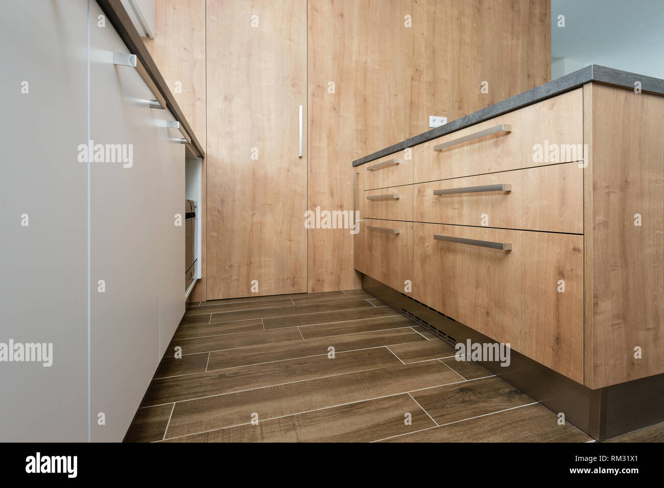 Cabinet en bois avec tiroirs de cuisine moderne Banque D'Images