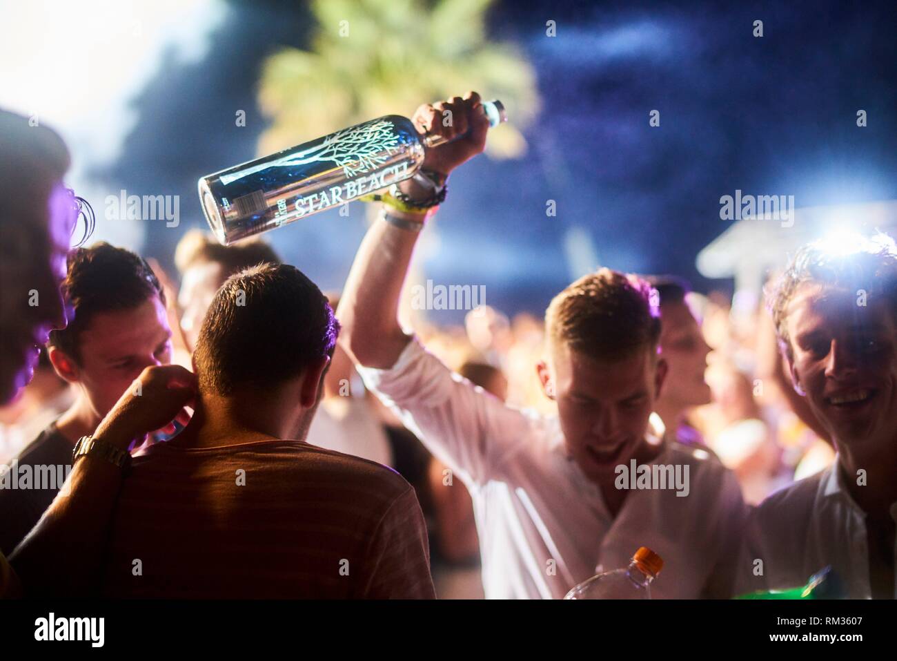 Party People holding bouteille de vodka Belvedere au festival de musique  Starbeach Chersonissos, Crète, Grèce, à 06. Août 2018 Photo Stock - Alamy
