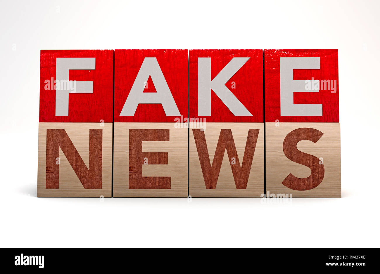 Bloc cube en bois sur fond blanc avec word fake news. Concept. Junk news désinformation délibérée ou canulars Banque D'Images