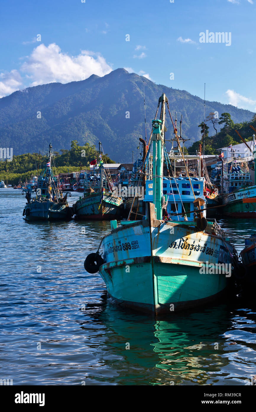 Les bateaux de pêche ancrés à KURABURI PIER - Thaïlande Banque D'Images