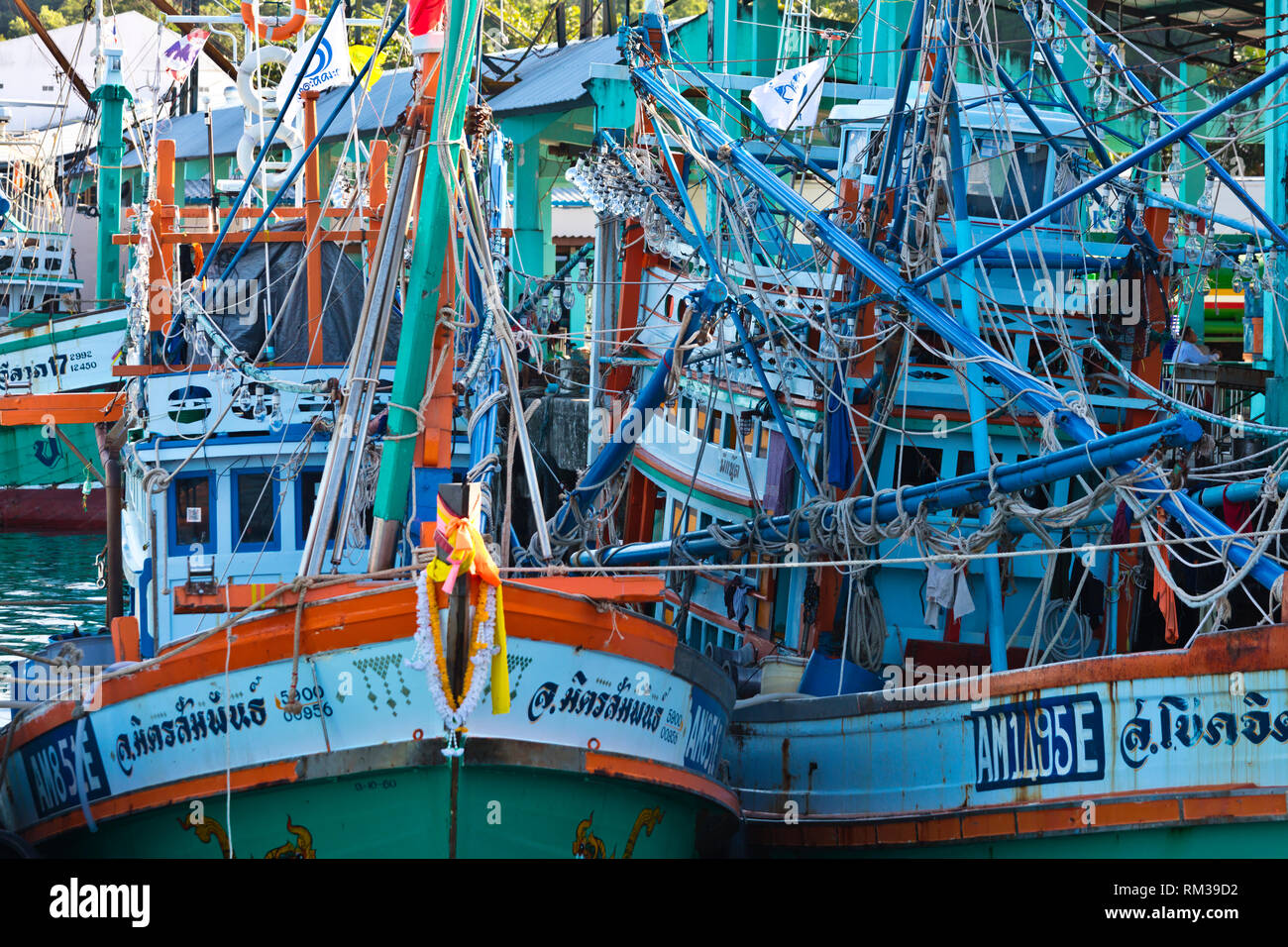 Les bateaux de pêche ancrés à KURABURI PIER - Thaïlande Banque D'Images