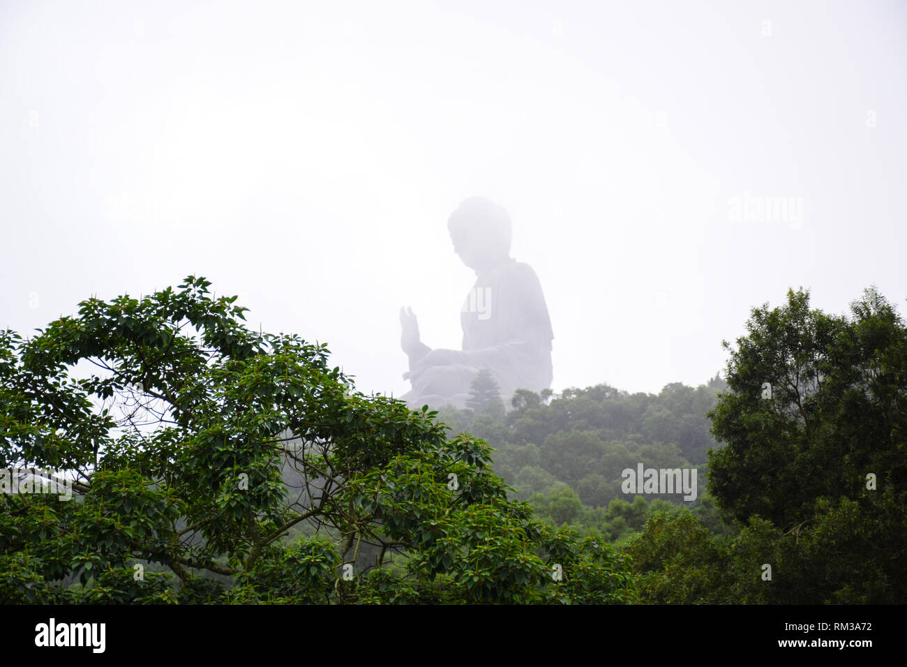 L'énorme Tian Tan Buddha statue au milieu de la buée se forme sur la haute montagne près de monastère Po Lin, Lantau Island, Hong Kong Banque D'Images