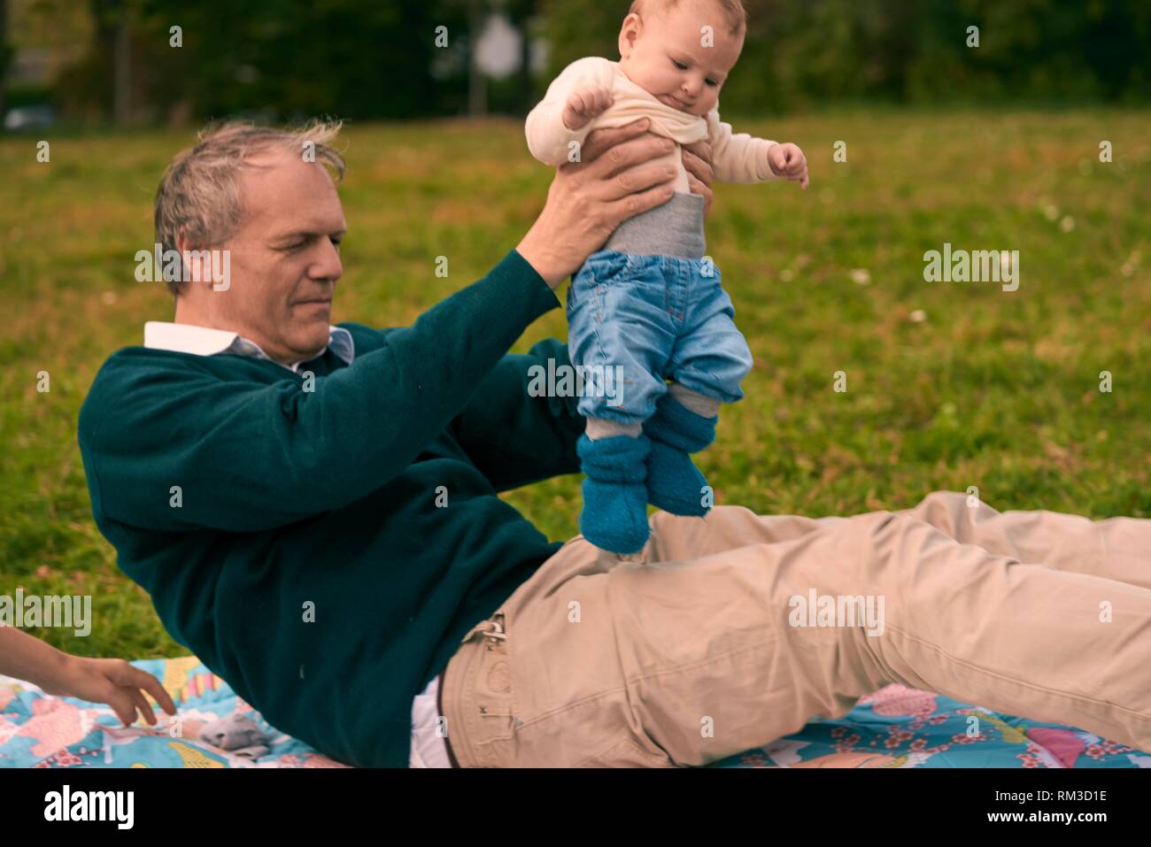 Couple Bebe Famille Difference D Age A L Exterieur En Parc Generations Futures Grand Pere A Neuhofener Berg Munich Allemagne Photo Stock Alamy