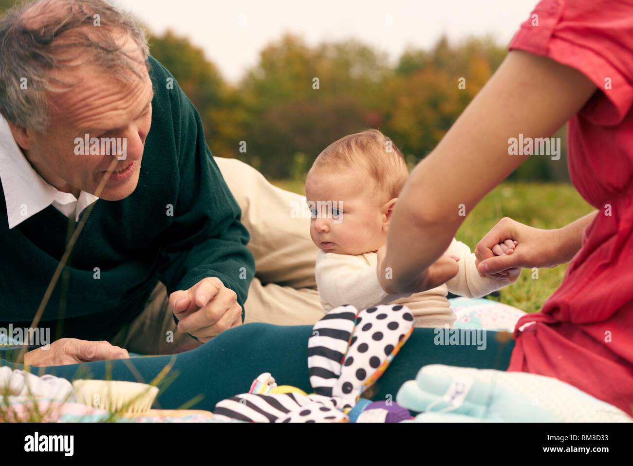 Couple Bebe Famille Difference D Age A L Exterieur En Parc Generations Futures Grand Pere A Neuhofener Berg Munich Allemagne Photo Stock Alamy Couple Bebe Famille Difference D Age A L Exterieur En Parc Generations Futures Grand Pere A Neuhofener Berg Munich Allemagne Photo Stock Alamy