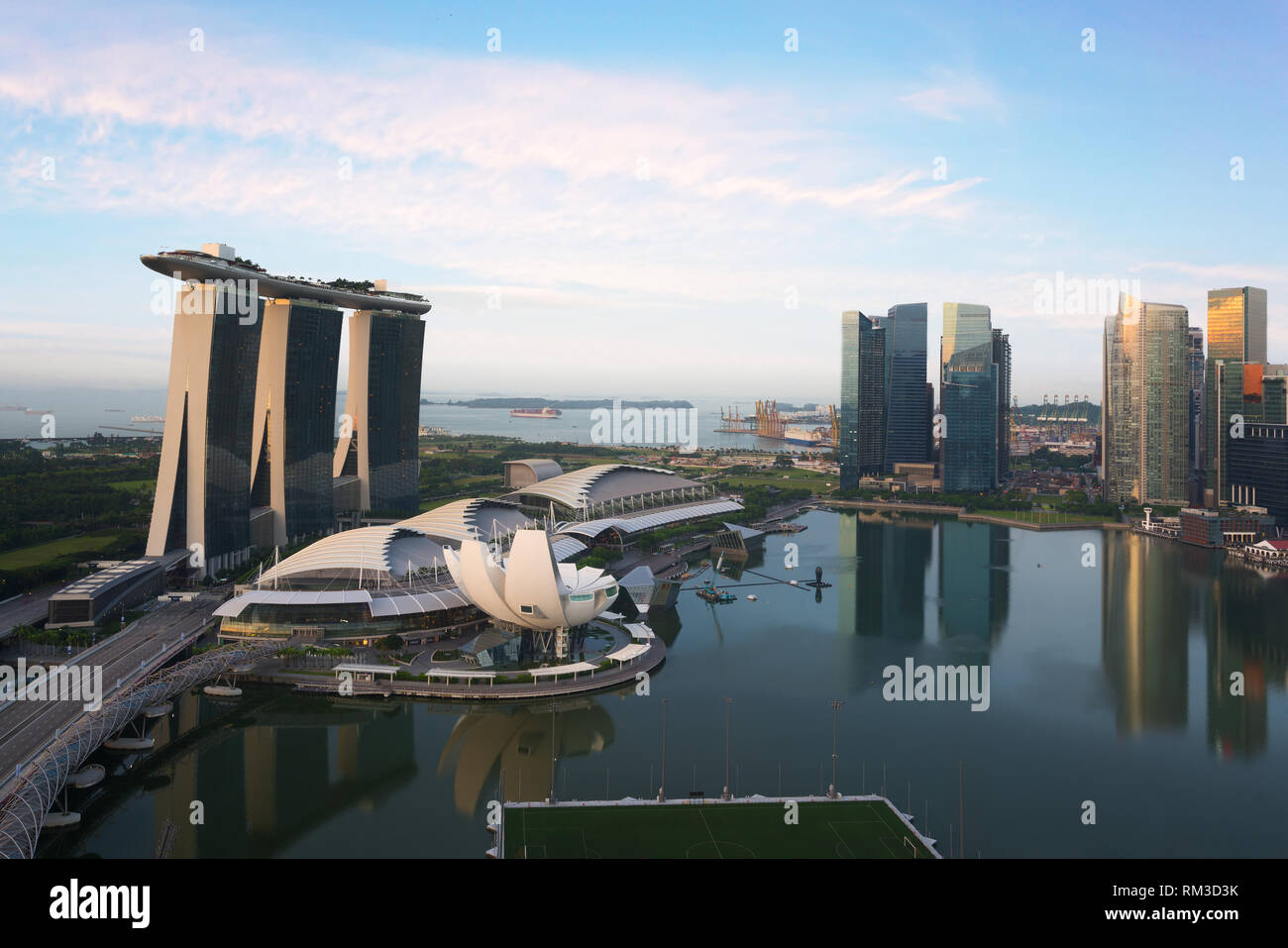 Paysage urbain de Singapour au crépuscule. Paysage du bâtiment d'entreprise autour de Singapour Marina Bay. Bâtiment moderne dans le quartier des affaires au crépuscule. Banque D'Images
