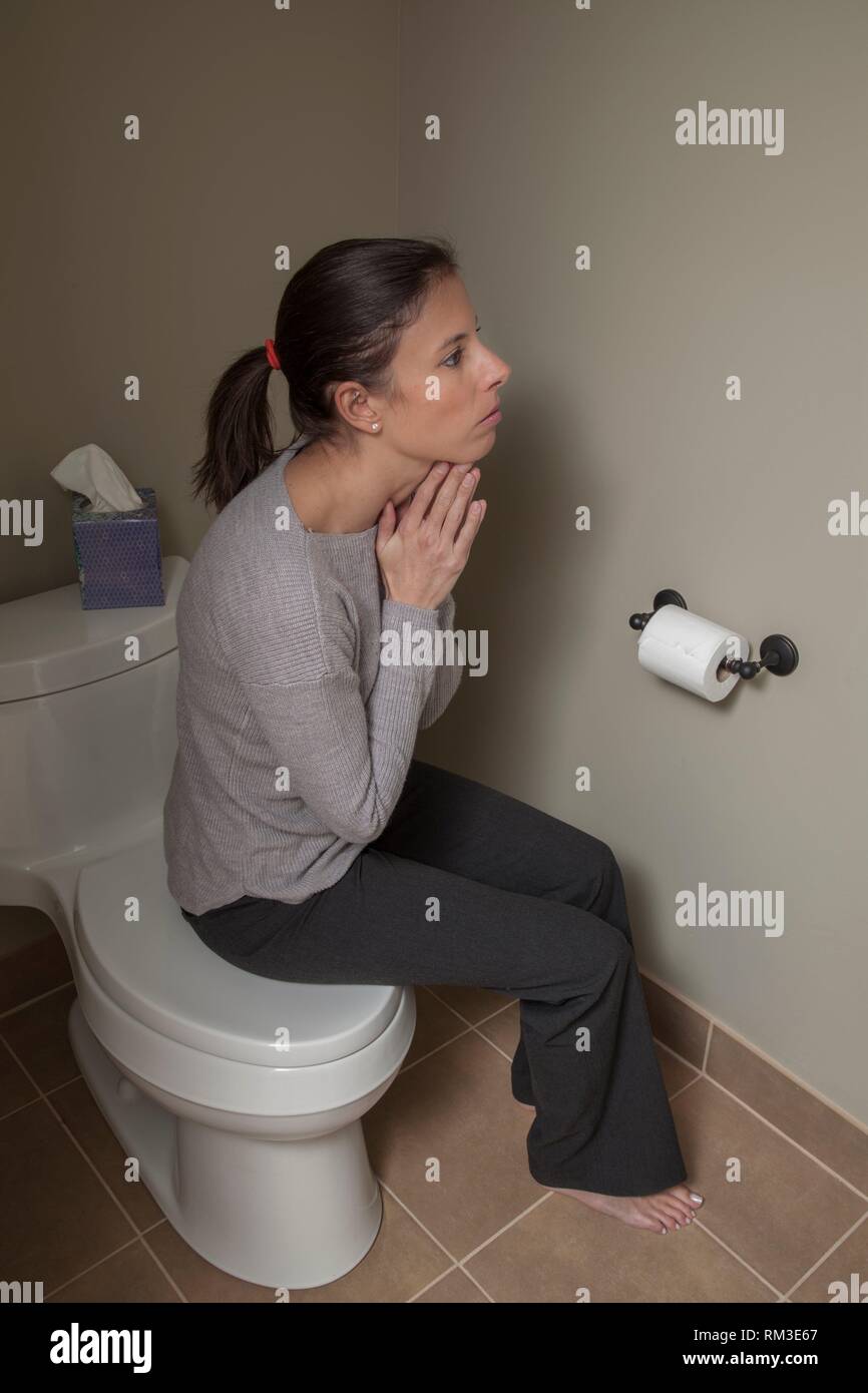 Femme assise sur les toilettes Banque de photographies et d'images à haute  résolution - Alamy